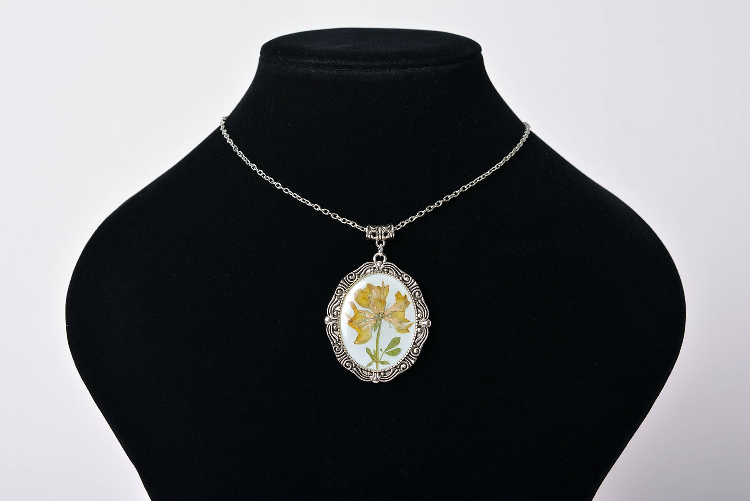 Handmade pendant and earrings jewelry set with real flowers and epoxy coating photo 2