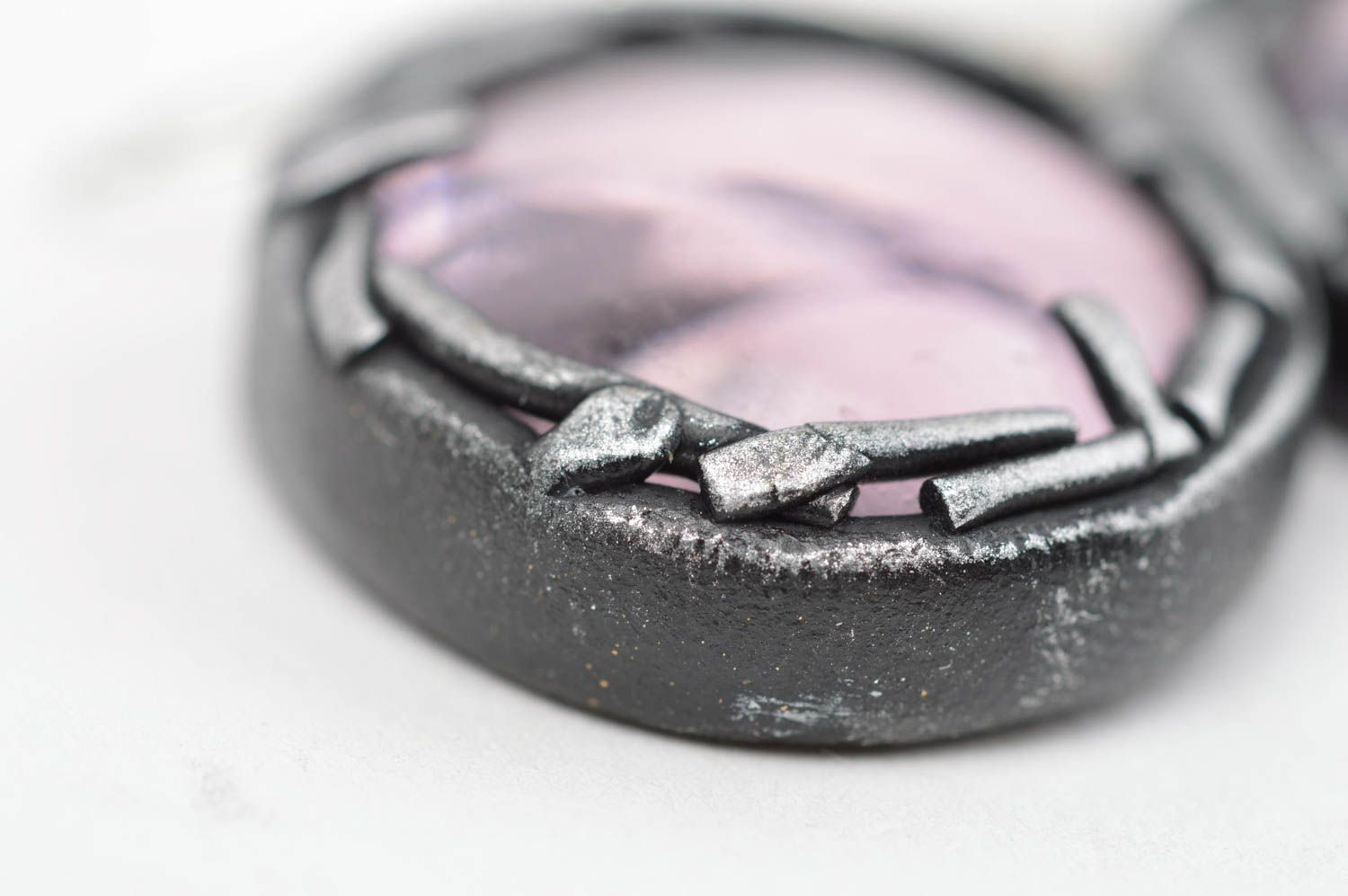 Schwarze handgemachte Gehänge Ohrringe aus Polymerton mit Metall Haken und Glas foto 5