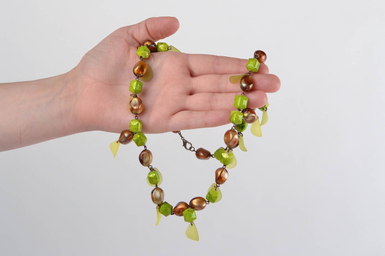 Collier fait main design original en perles acryliques vertes et brunes photo 2
