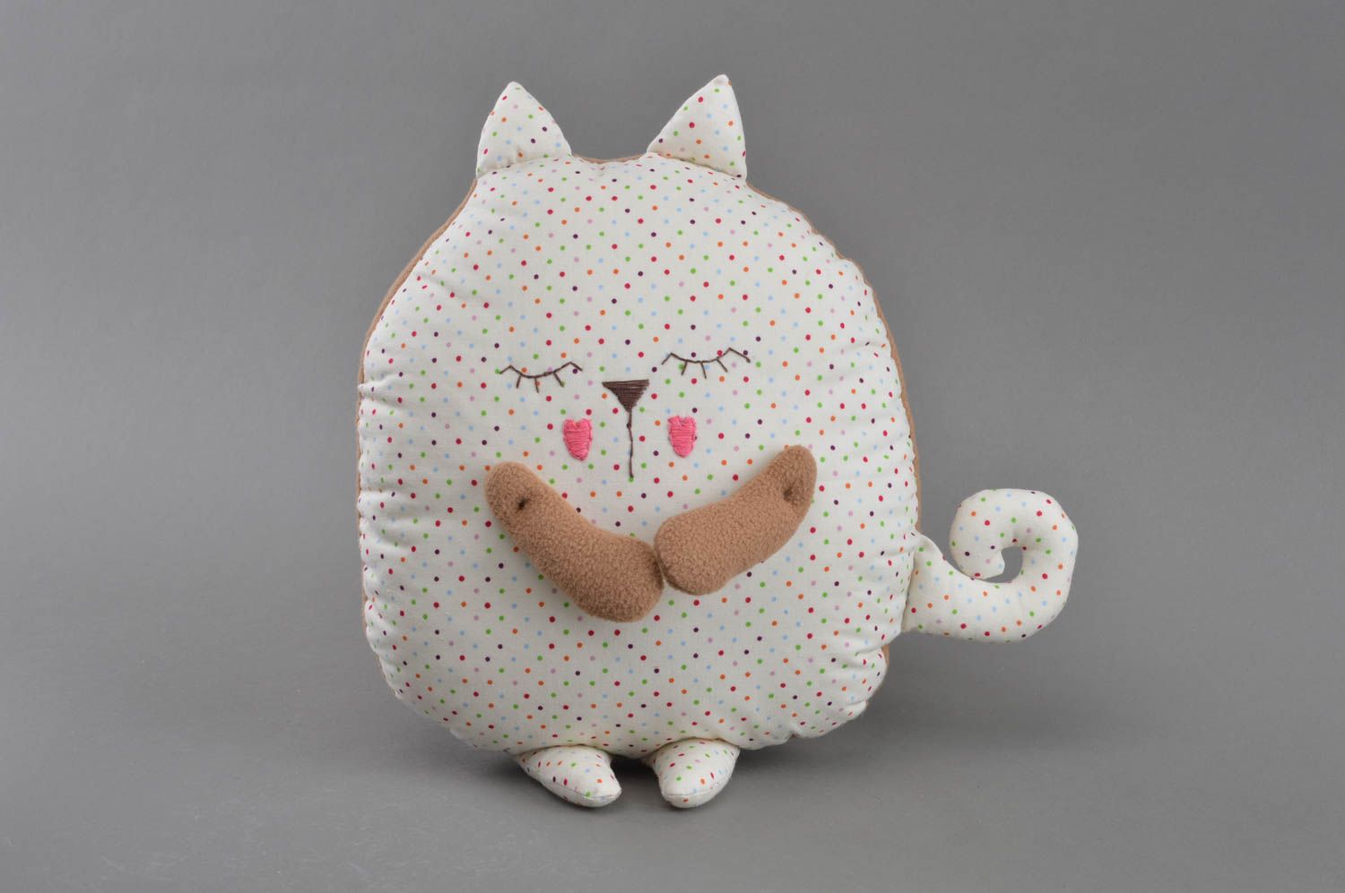 Интерьерная игрушка-подушка из хлопковой ткани ручной работы котик в горошек фото 2