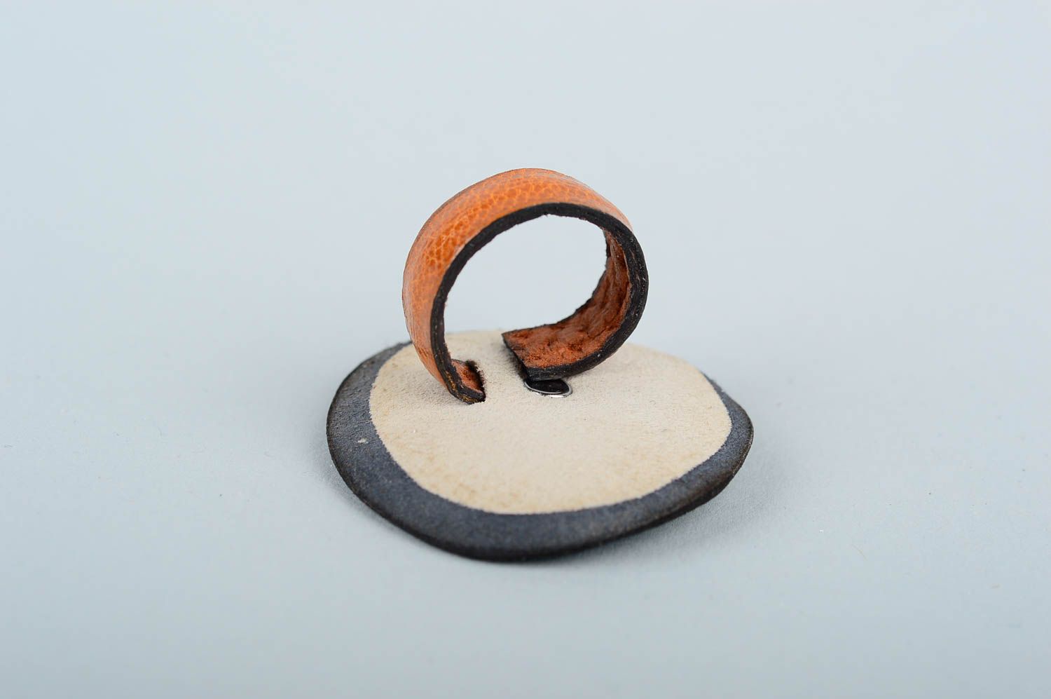 Красивое кольцо ручной работы круглое кольцо из кожи украшение из кожи стильное фото 4