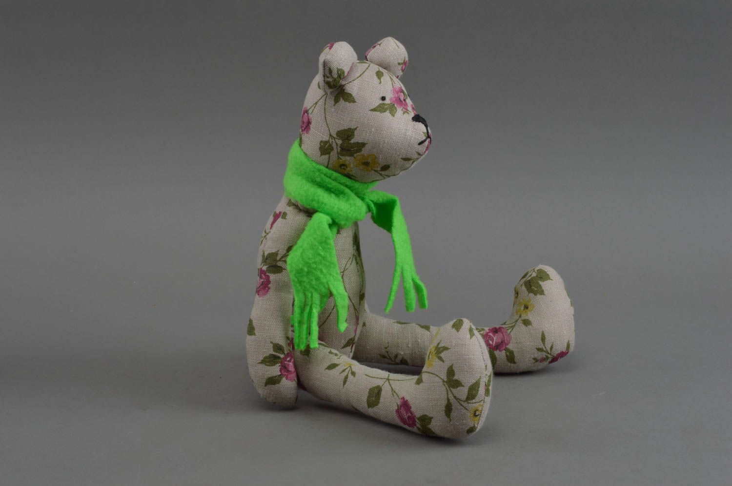 Мягкая игрушка ручной работы мишка в цветочек с зеленым шарфом льняной  фото 2