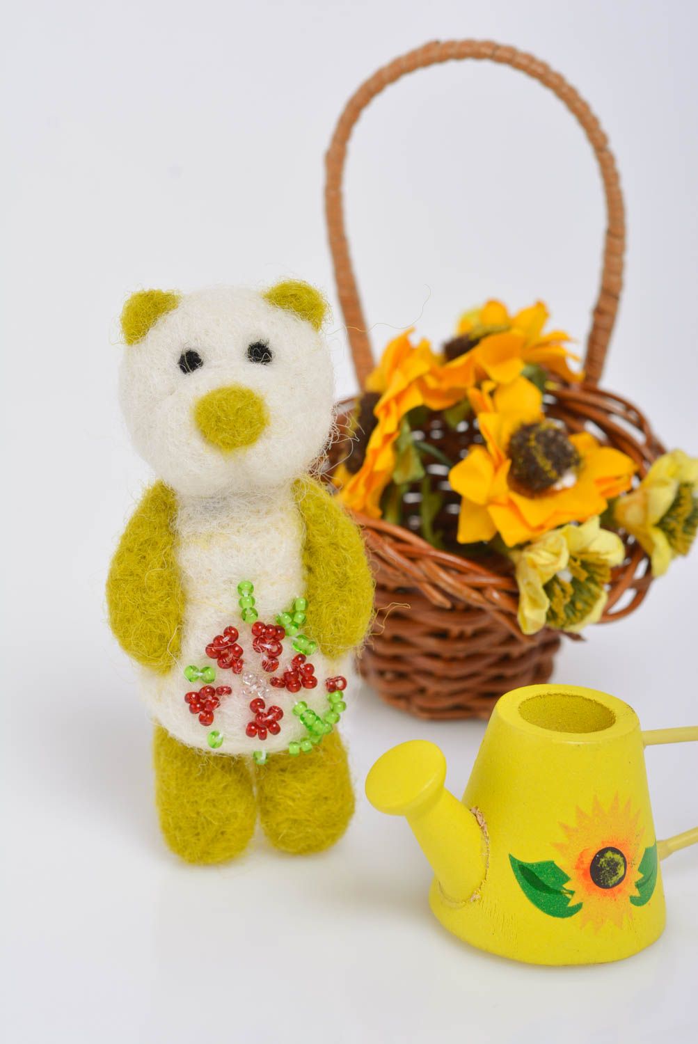 Handgemachte gefilzte Brosche Bär aus Wolle mit Blumen gelb lieb für Damen foto 2