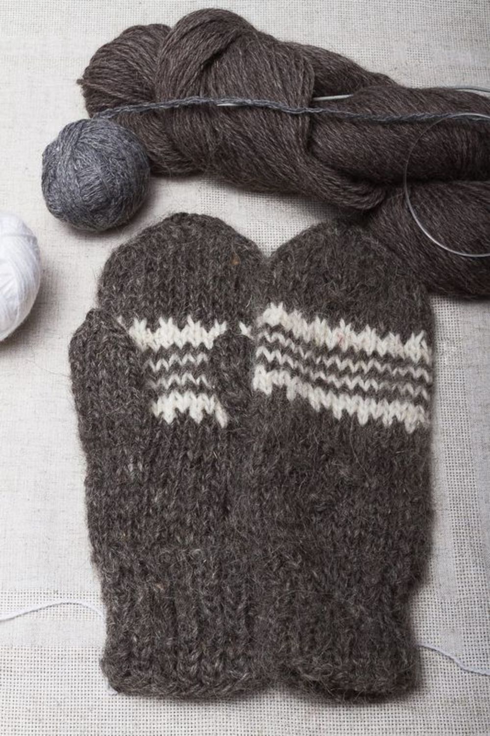 Gray women's mittens photo 1