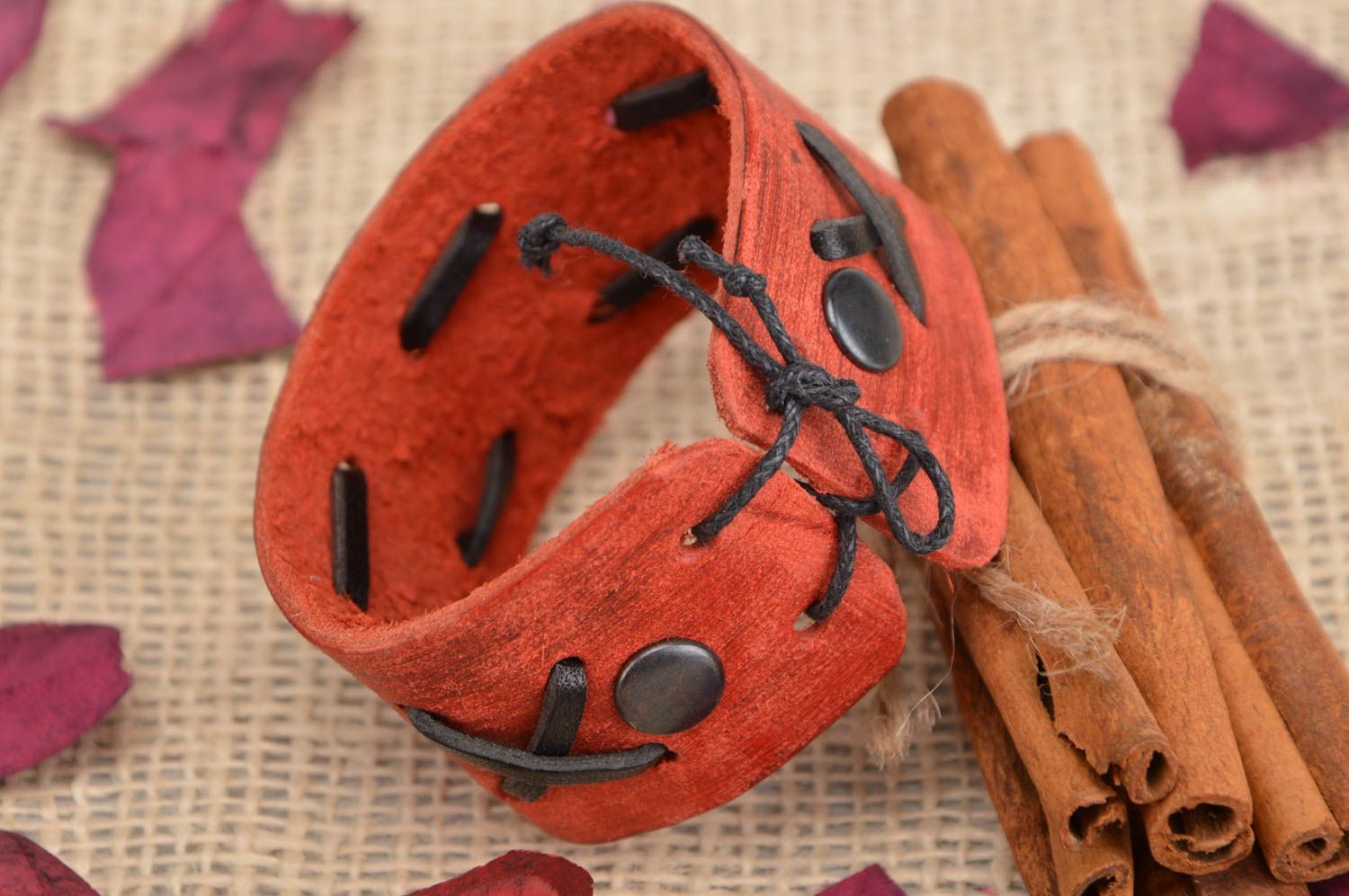 Широкий красно черный браслет из натуральной кожи для женщин ручная работа фото 2
