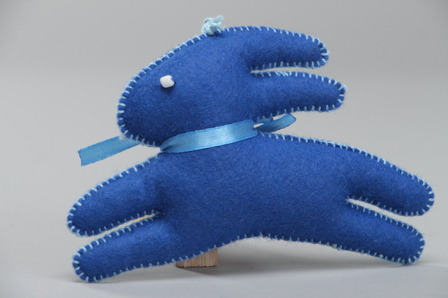 Синяя игрушка для интерьера из фетра мягкая в виде зайчика ручной работы фото 2