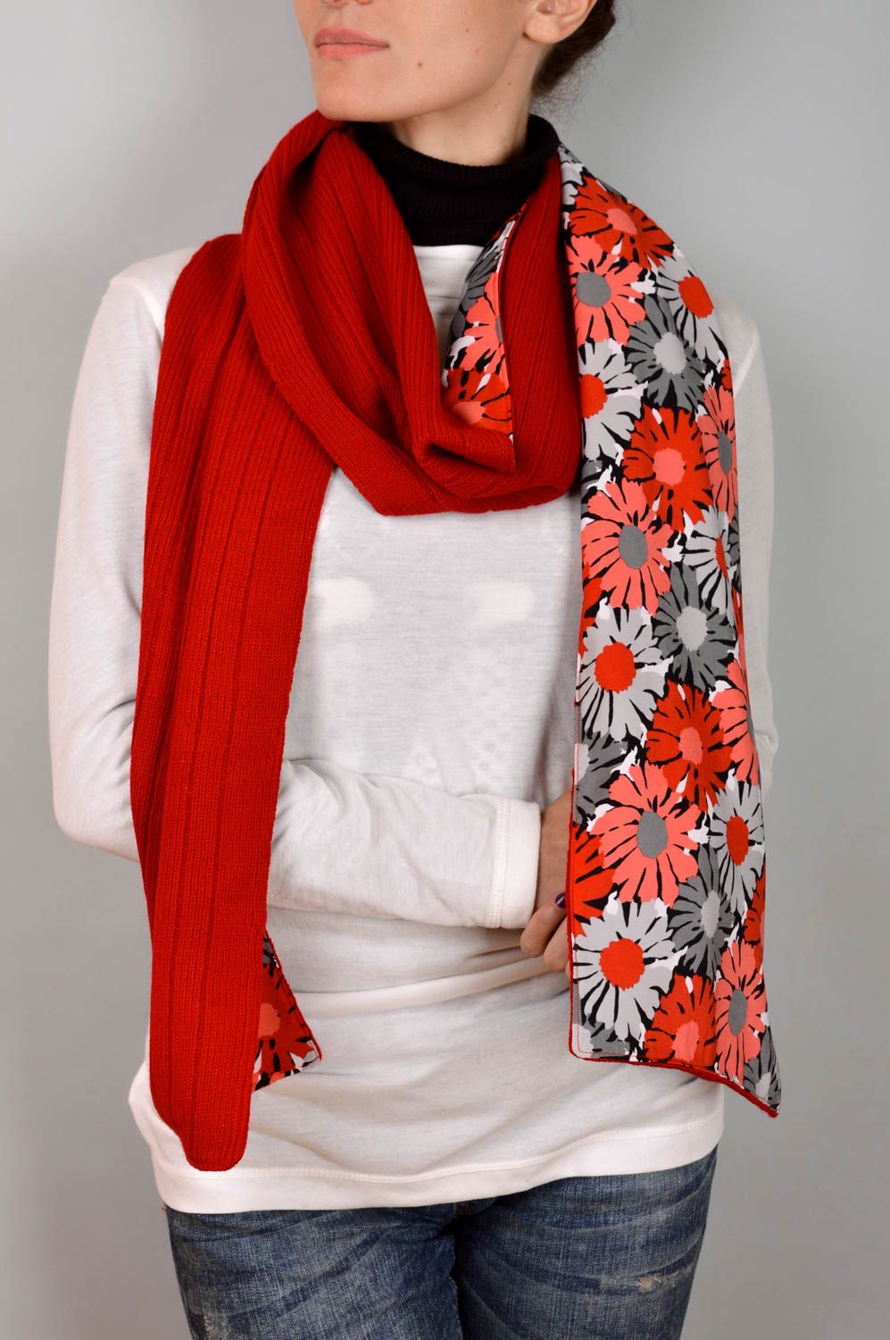 Шарф ручной работы нарядный шарф красный с цветами вязаный шарф на шею фото 4