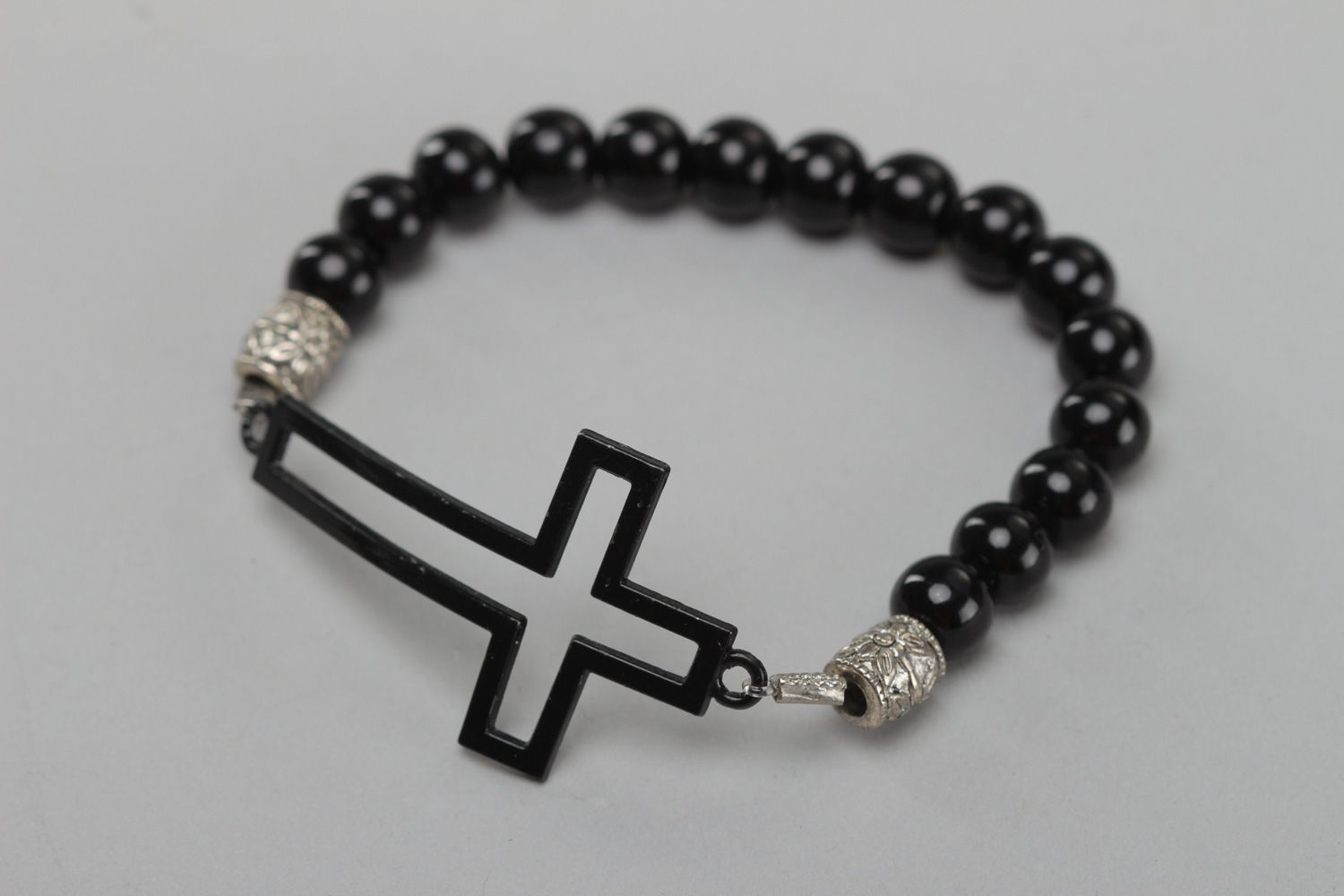 Черный браслет на руку из искусственного камня с крестом стильный для девушки фото 1