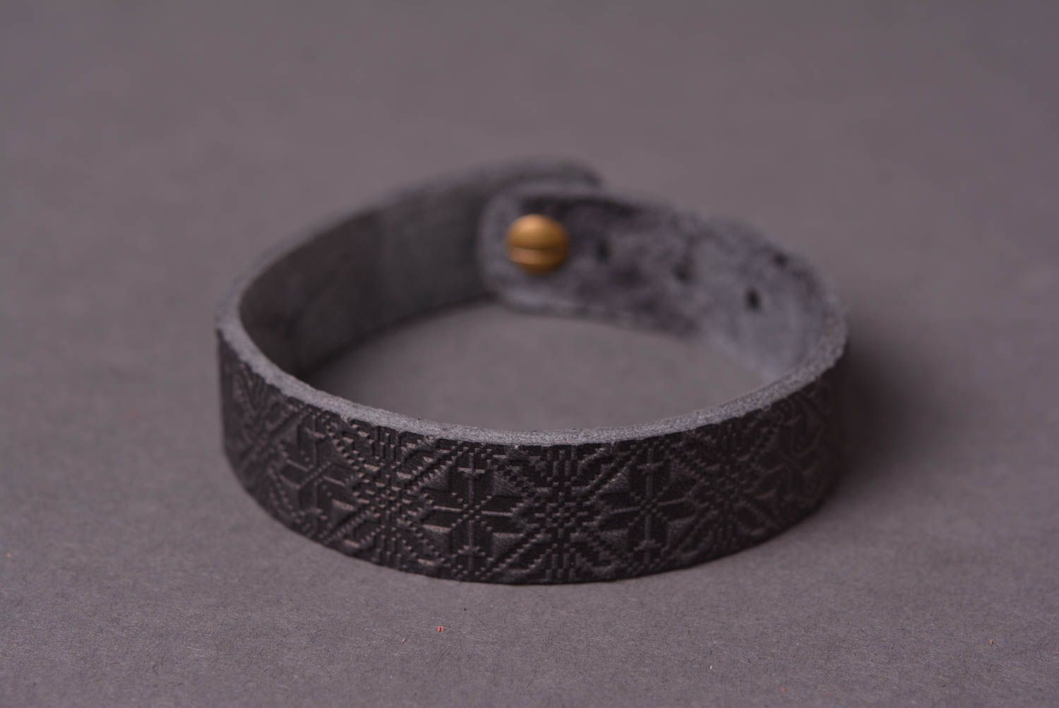 Кожаный браслет ручной работы аксессуар из кожи черный браслет на руку фото 3