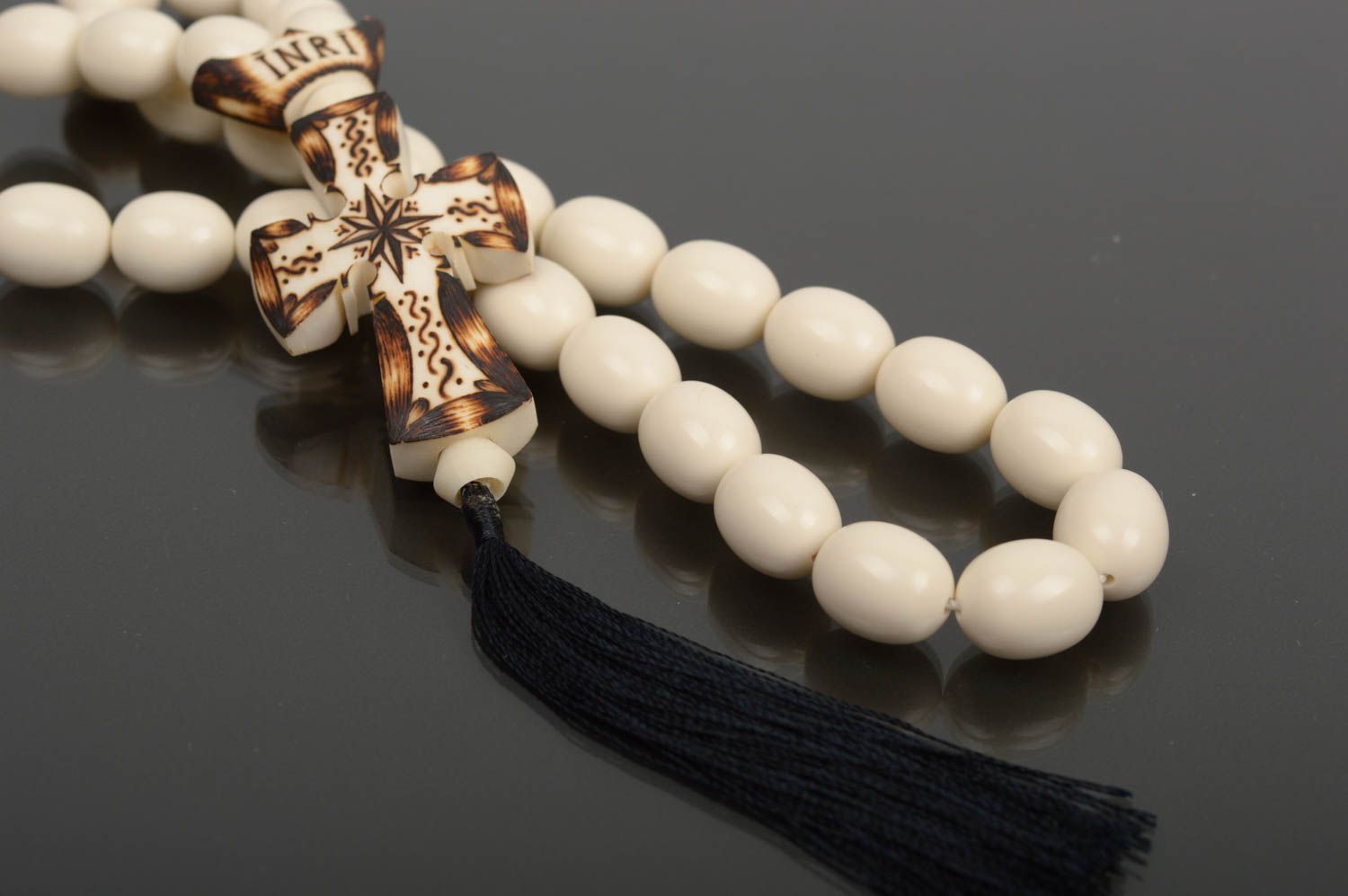 Chapelet blanc fait main Bijou religieux avec croix et houppe Cadeau original photo 4