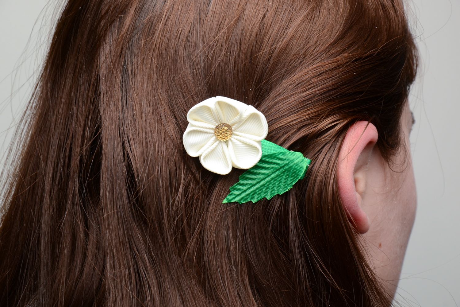 Pince à cheveux avec fleur blanche en satin faite main kanzashi pour fille photo 5