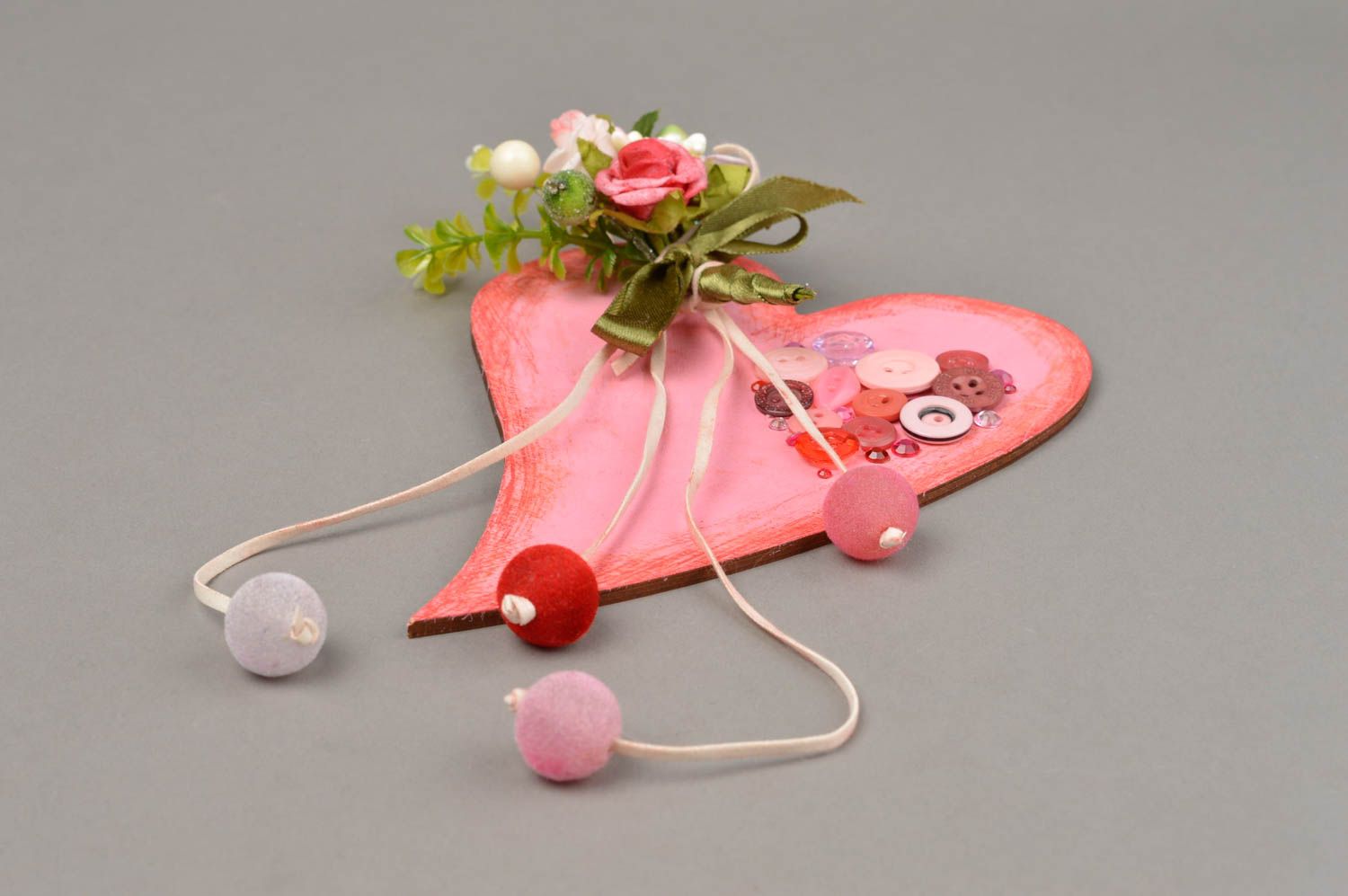 Suspension décorative coeur rose avec fleurs et boutons faite main design photo 3