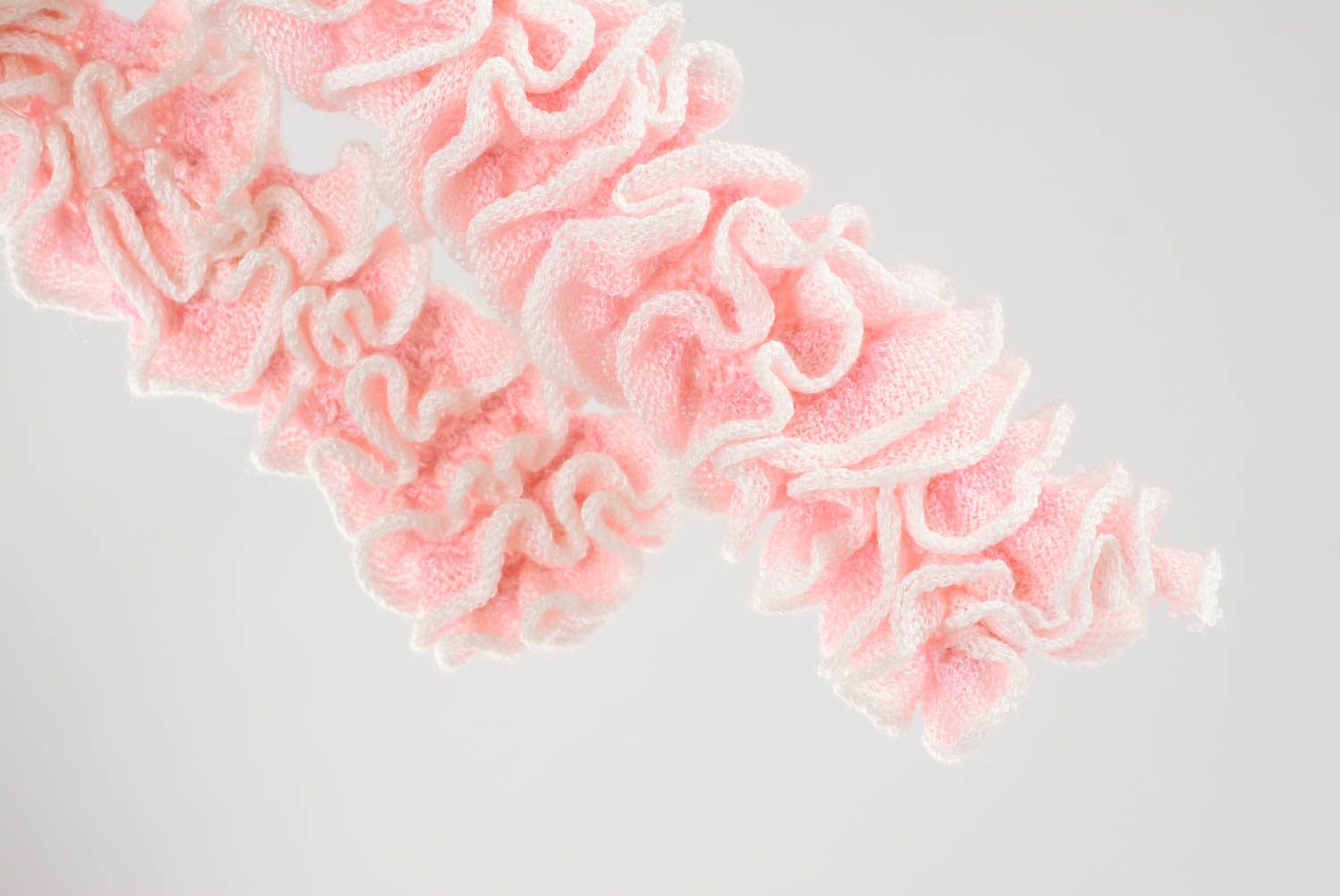 Écharpe faite main rose tricotée avec des aiguilles photo 4