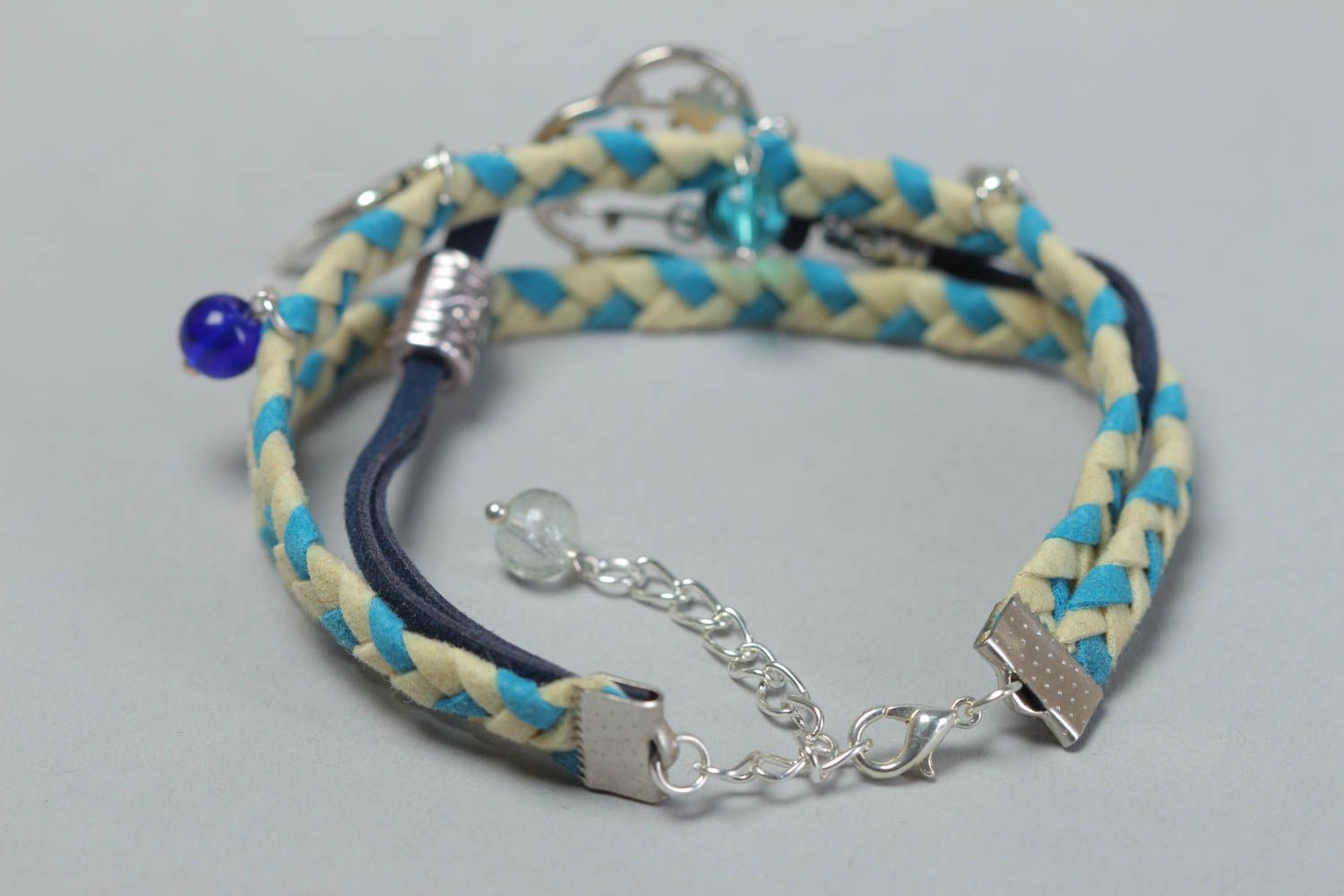 Bracelet en cuir tressé fin bleu avec breloques métalliques fait main original photo 4