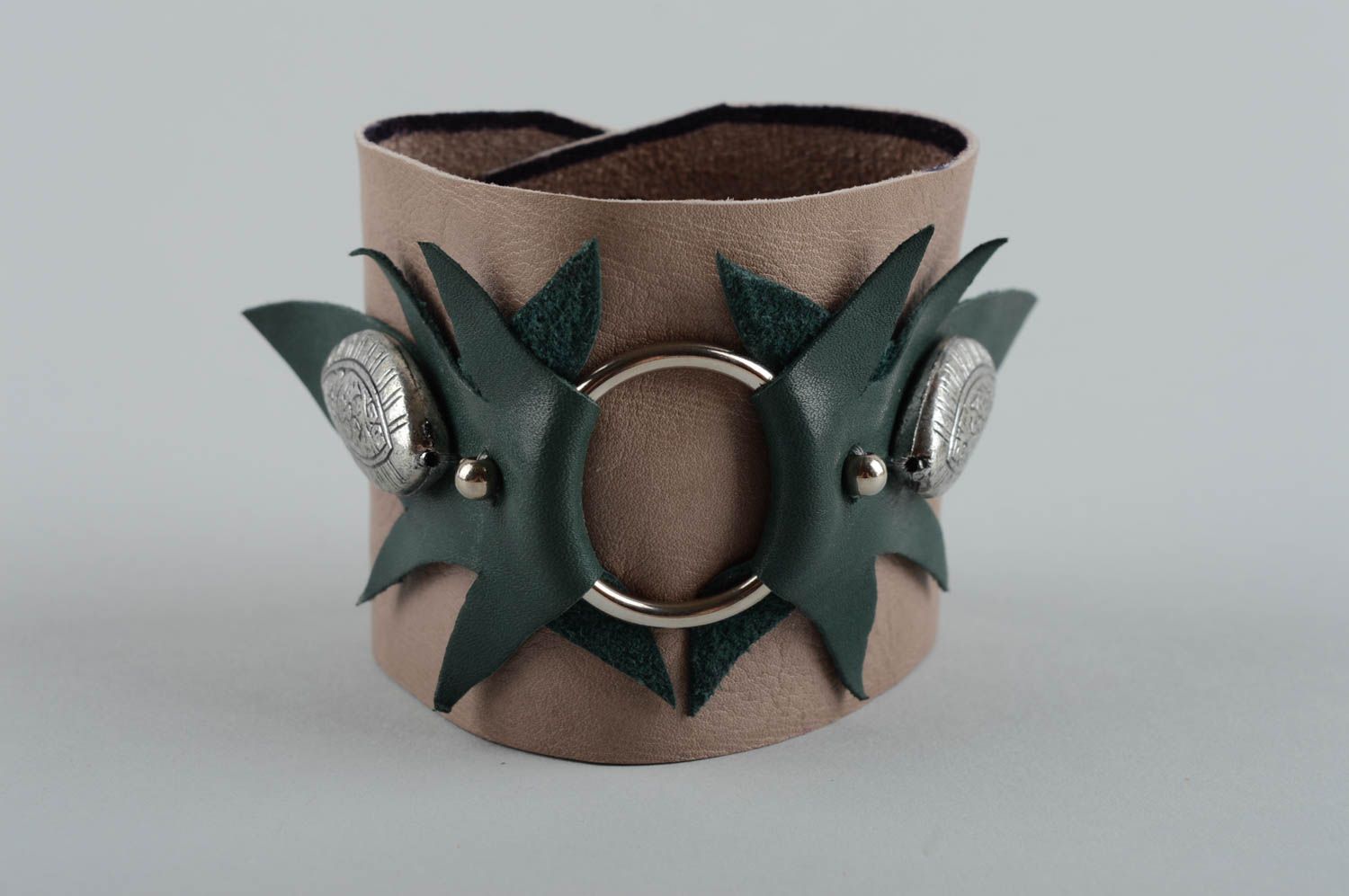 Стильный кожаный браслет украшенный листьми из замши и металлом ручной работы фото 2