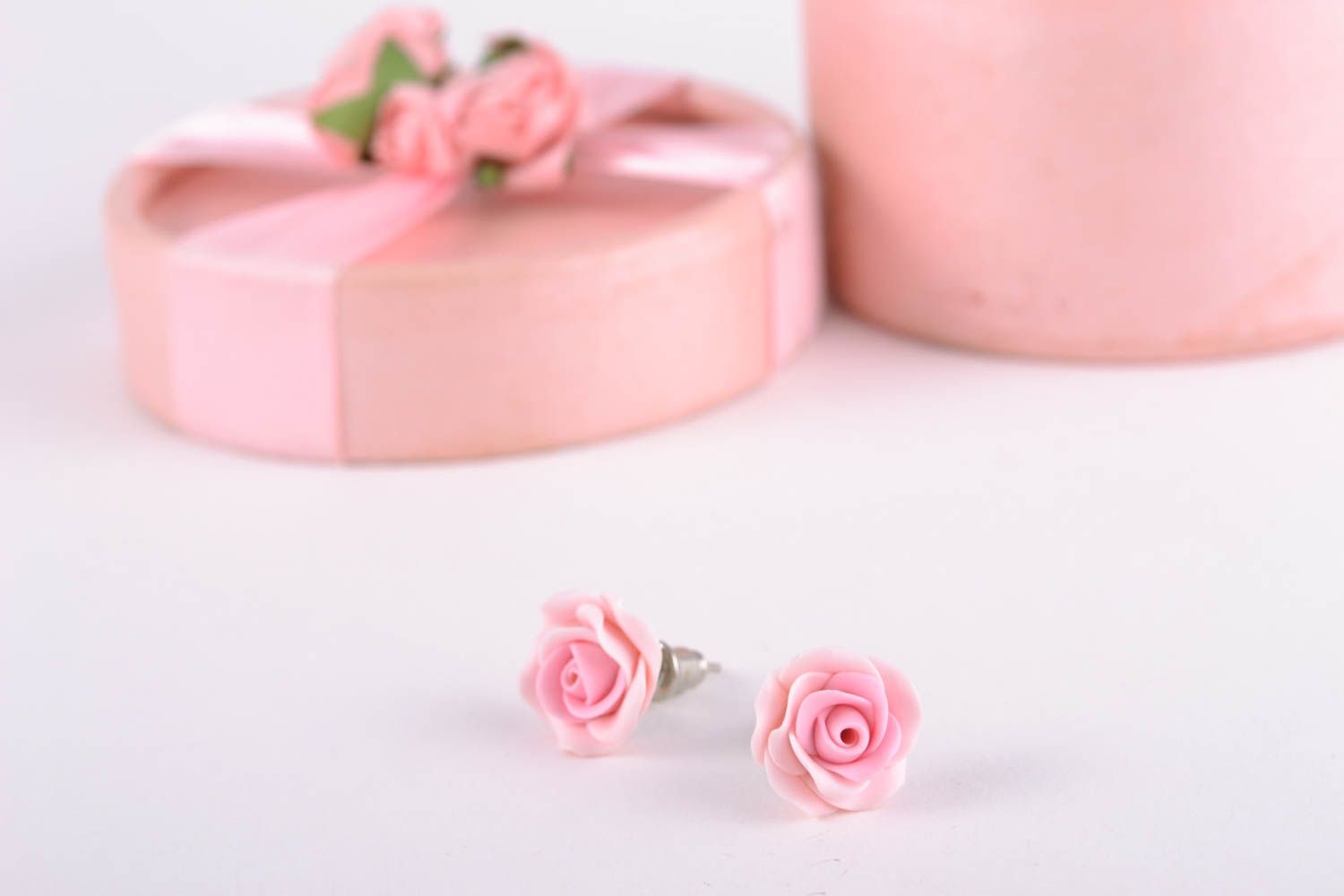 Pendientes de clavo de arcilla polimérica con forma de rosas rosadas foto 1