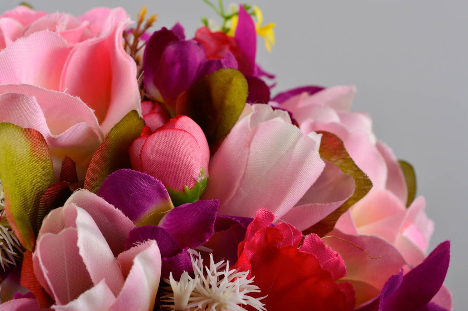 Árbol topiario hecho a mano composición de flores rosadas decoración de casa foto 4