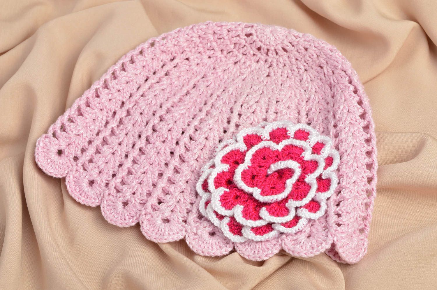 Розовая шапка крючком из хлопка и акрила ручной работы для девочки с цветком фото 1
