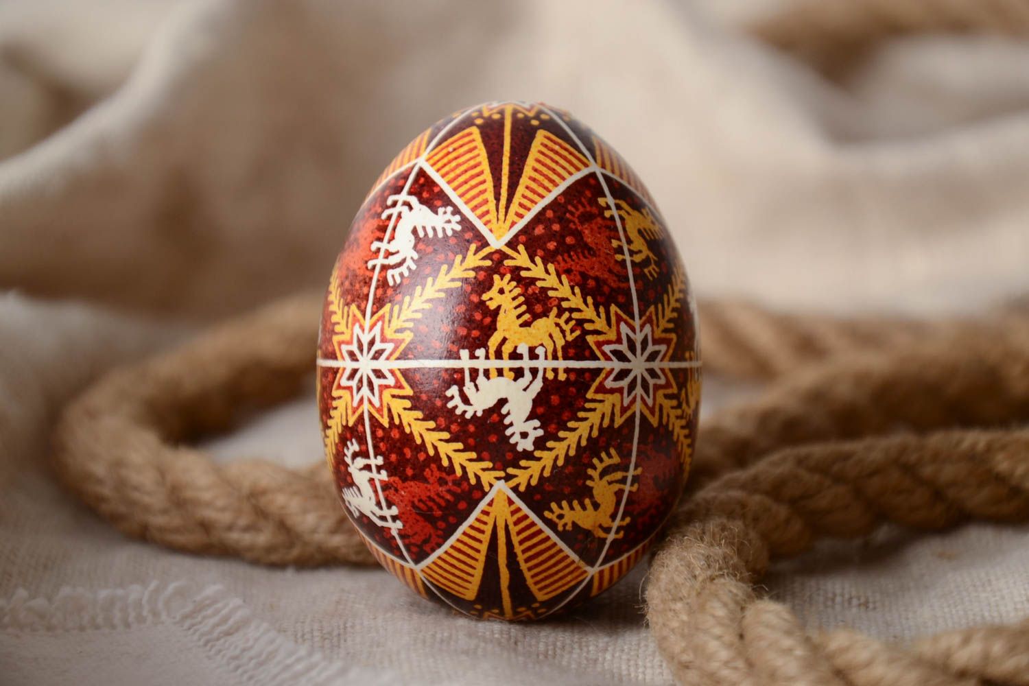 Huevo de Pascua decorativo artesanal pintado a mano con ornamento abundante foto 1