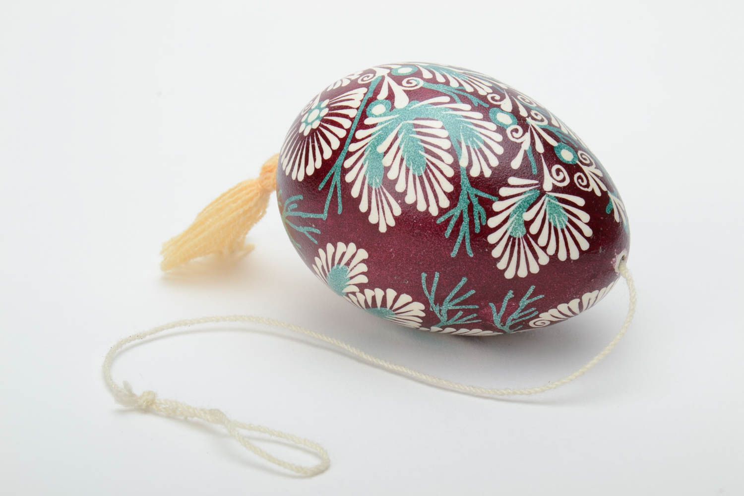 Colgante decorativo huevo de ganso pintado a mano en la técnica de cera de estilo lemko foto 2