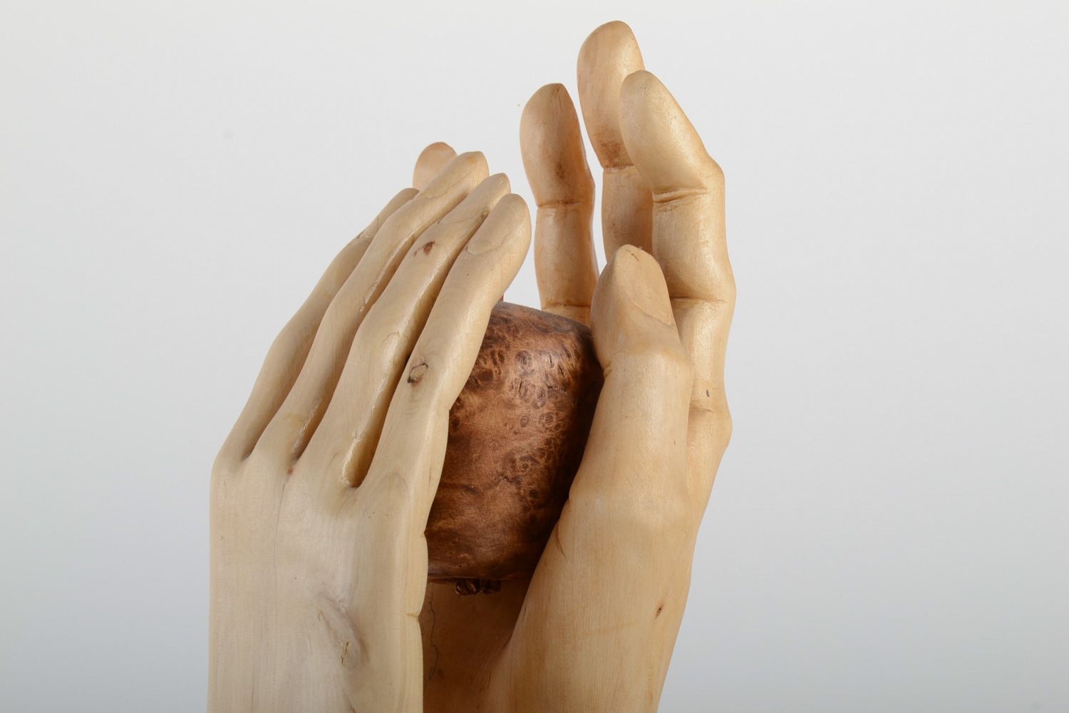 Statuette originale en bois faite main en forme de mains cadeau extraordinaire photo 3