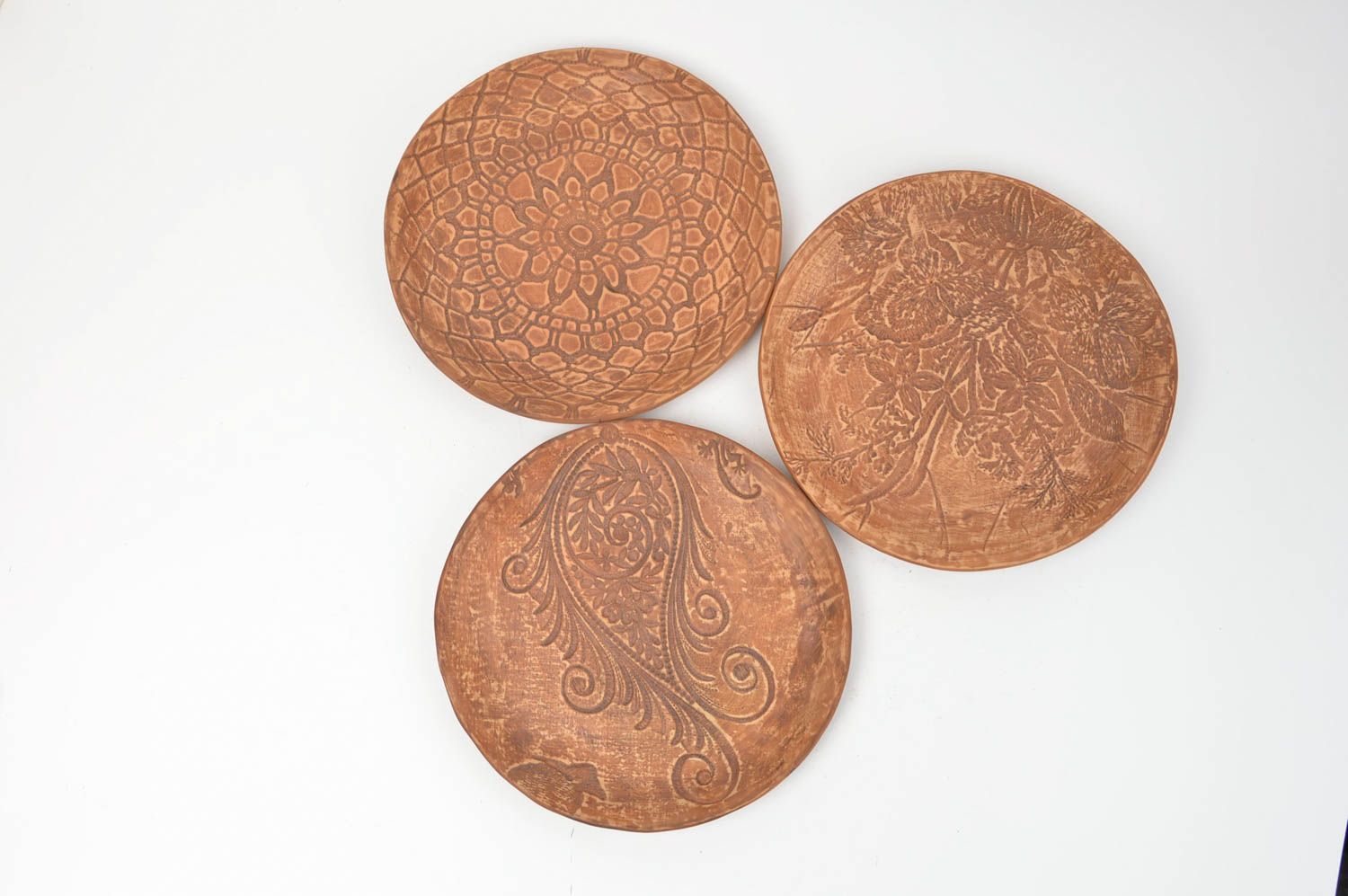 Набор керамических тарелок круглой формы с узорами 3 шт плоские ручной работы фото 3