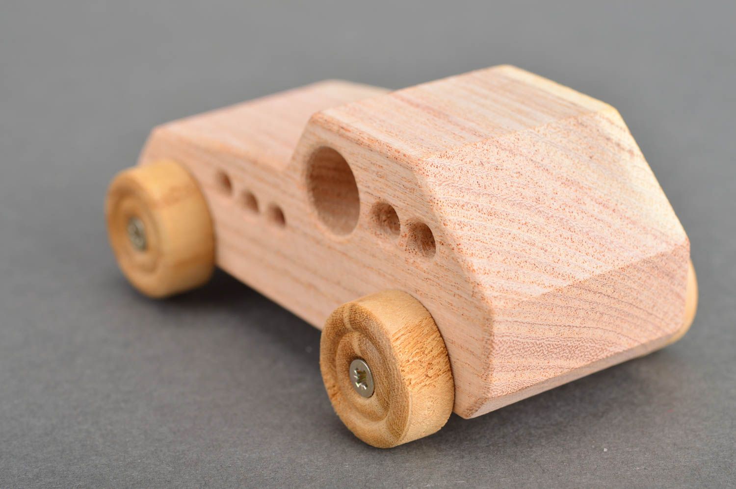 Jouet à roulettes voiture en bois fait main original écologique pour un garçon photo 5