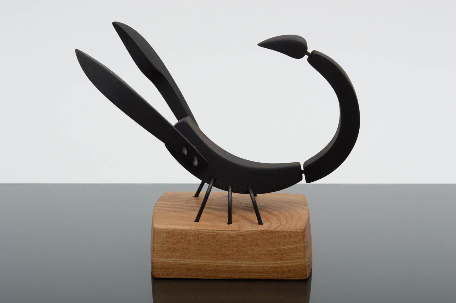 Figurine scorpion fait main Statuette déco Cadeau original noire souvenir bois photo 1