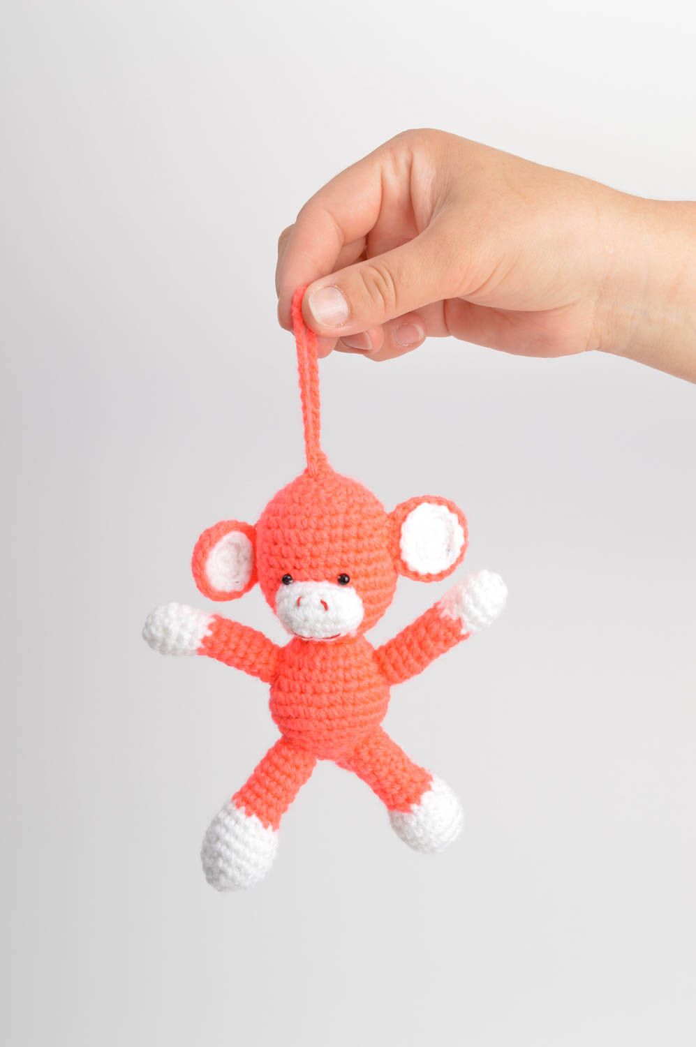 Мягкая вязаная игрушка обезьянка крючком с петелькой ручной работы оранжевая фото 5