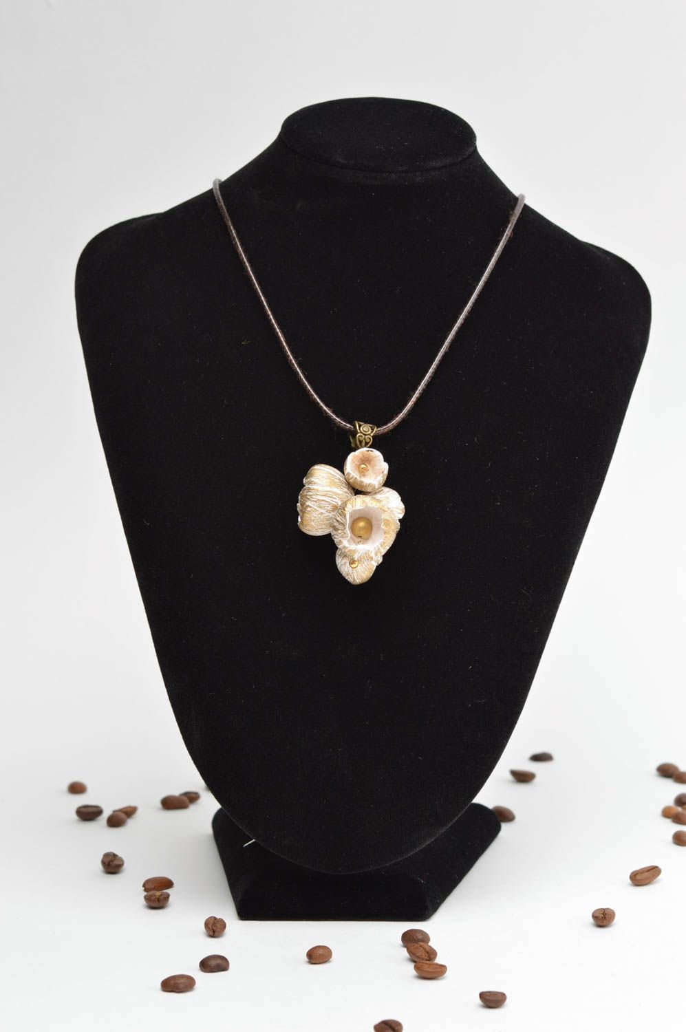 Pendentif fleurs en pâte polymère avec perles fantaisie fait main sur chaîne photo 1