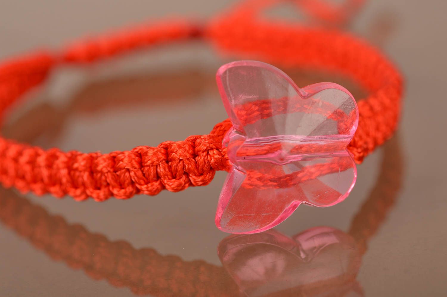 Bracelet tressé en lacet rouge ciré avec perle en forme de papillon fait main photo 3