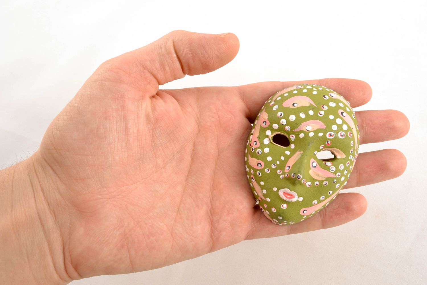 Керамический магнит на холодильник в виде маски с росписью  фото 1