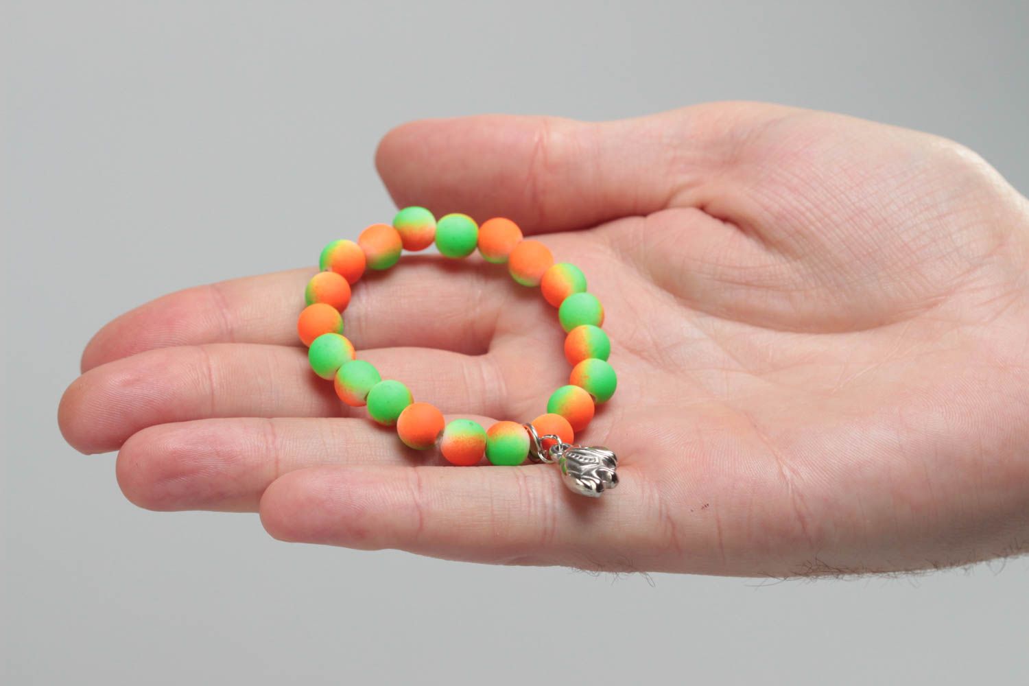 Bracelet pour fillette perles en plastique multicolores avec breloque fait main photo 5