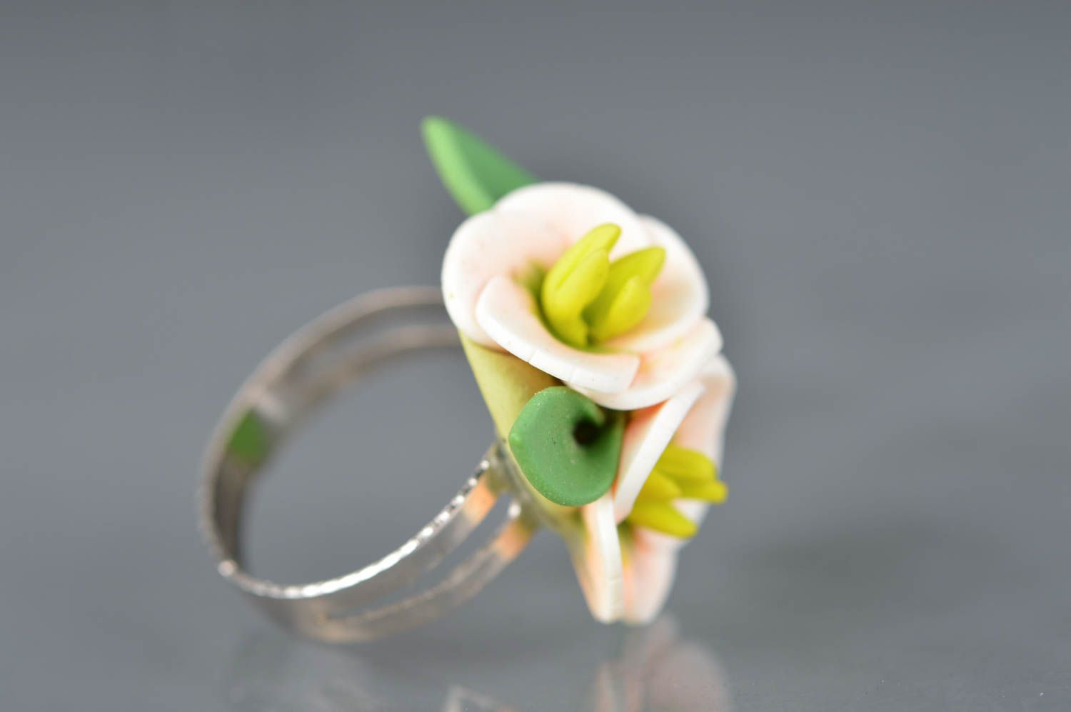 Origineller zarter bunter schöner handgemachter Ring aus Polymerton mit Blumen foto 2
