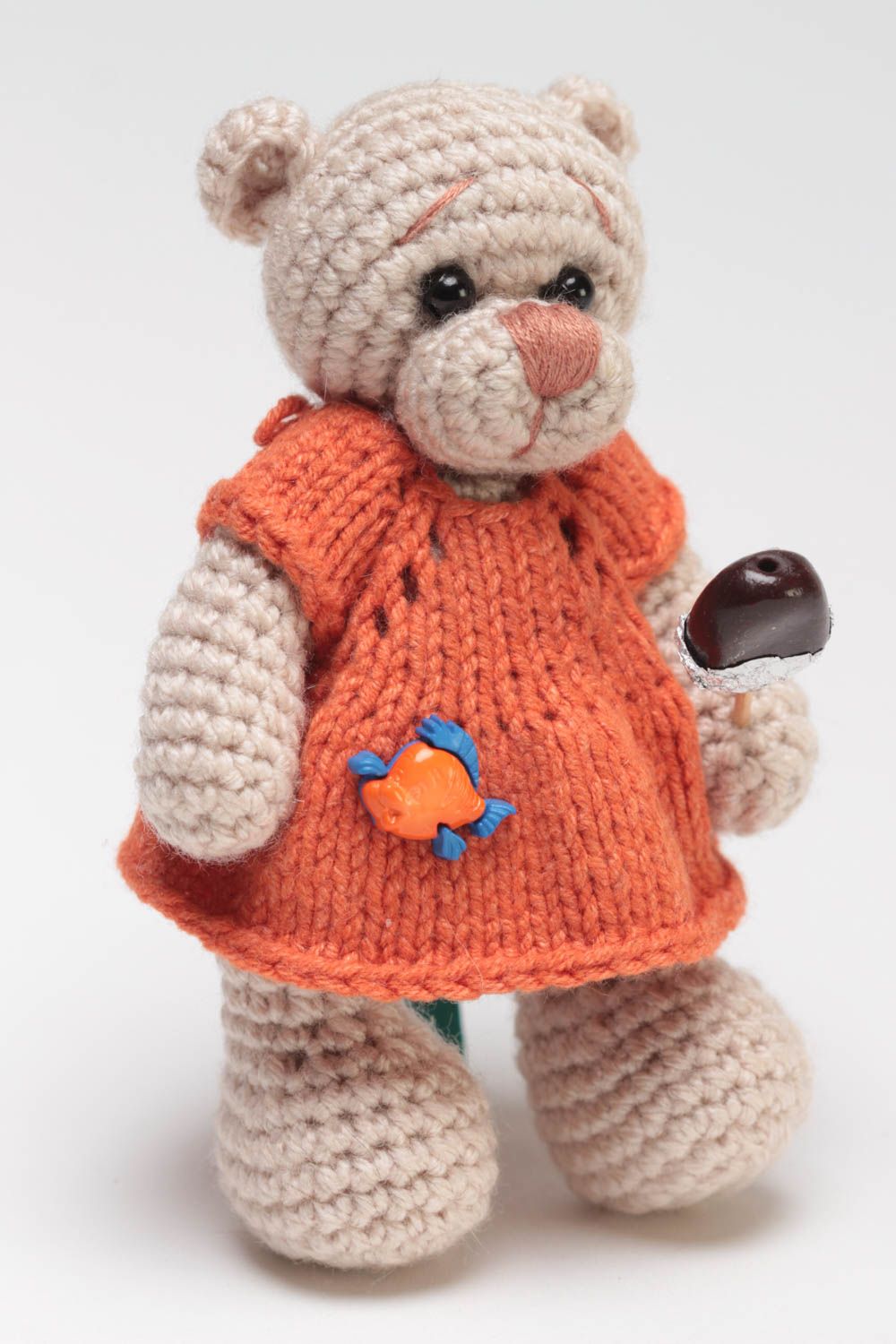 Мягкая вязаная игрушка мишка с конфетой ручной работы из акрила на подарок фото 2