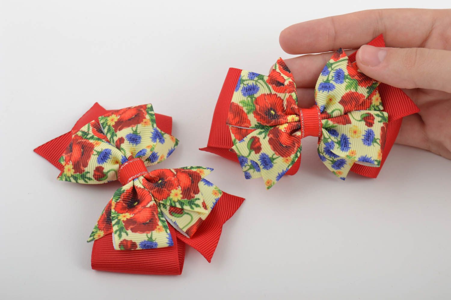 Set de noeuds pour barrettes rouges à motif floral faits main 2 pièces photo 2