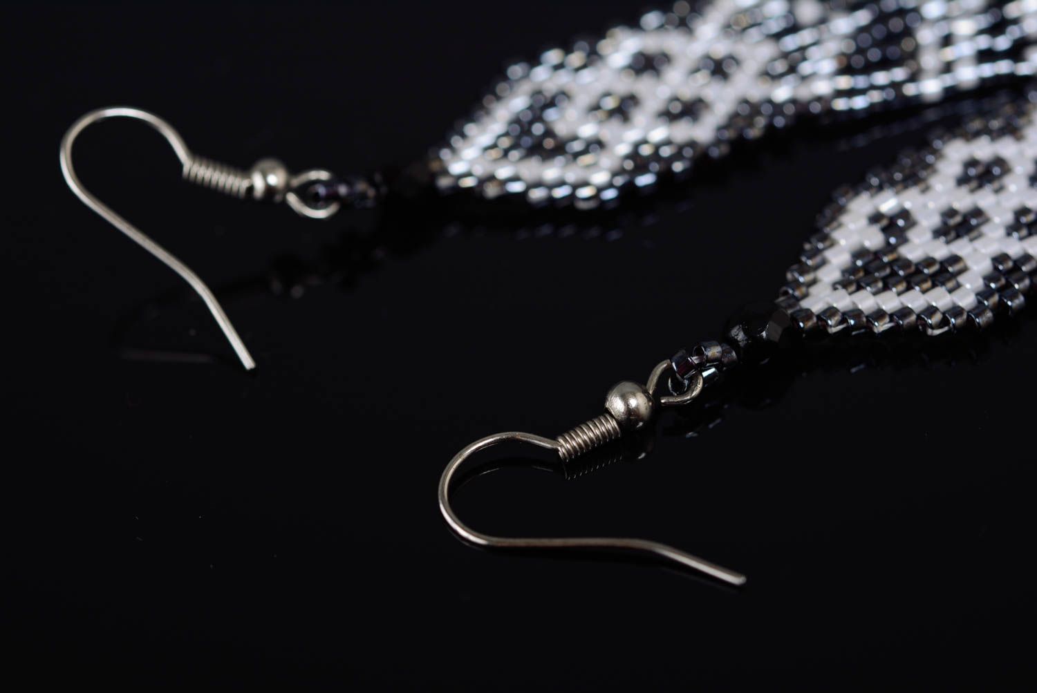 Boucles d'oreilles en perles de rocaille noir blanc avec frange faites main photo 5