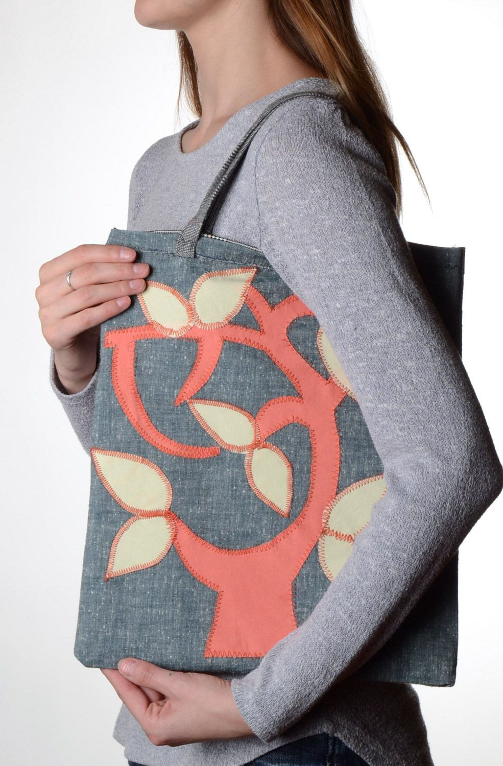 Женская сумка ручной работы из ткани с аппликацией большая серая с деревцем фото 1