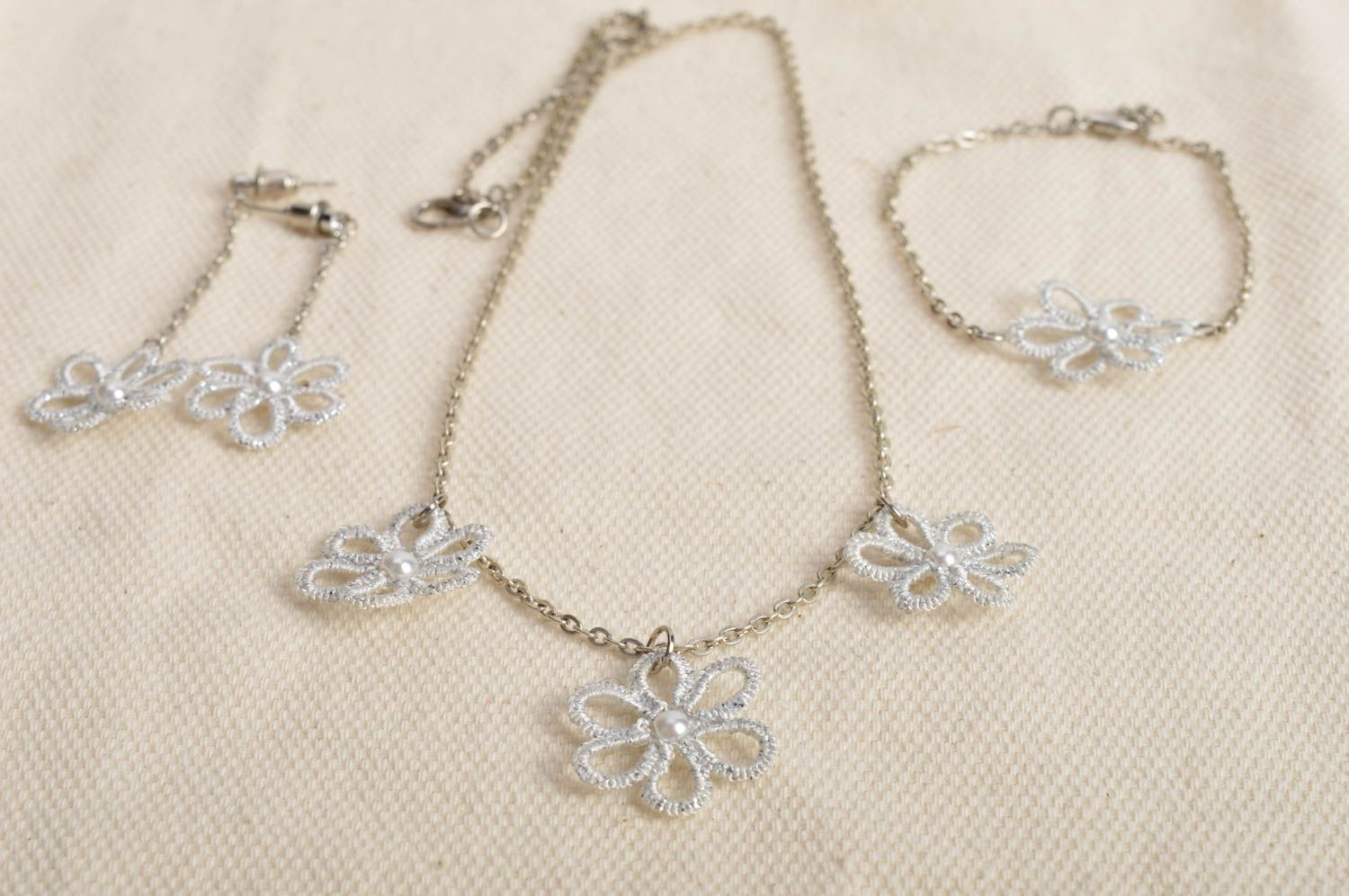 Parure de bijoux fleurs blanches frivolité sur chaînes faits main 3 pièces photo 1