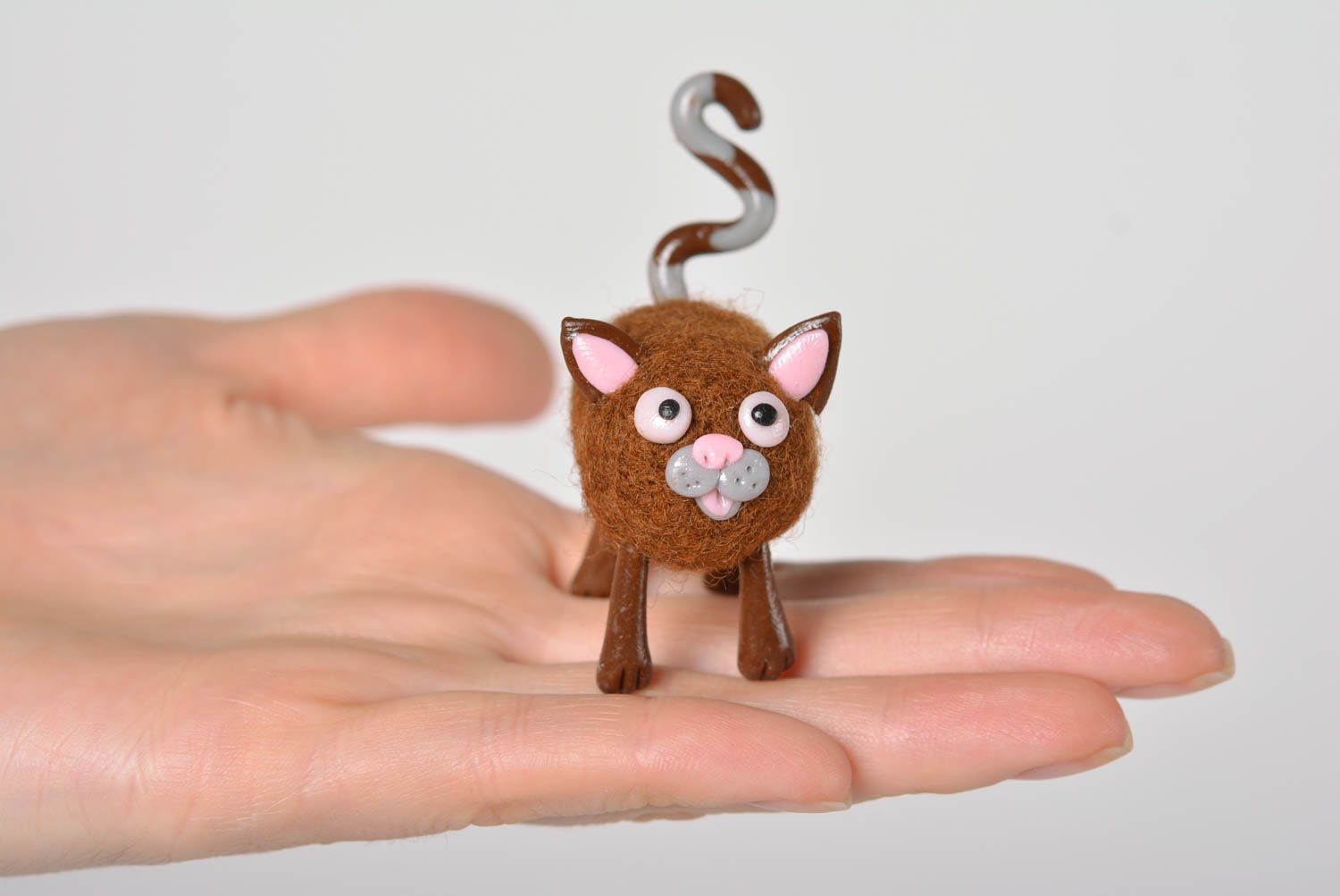 Muñeco de fieltro hecho a mano figura decorativa regalo original Gato marrón foto 4