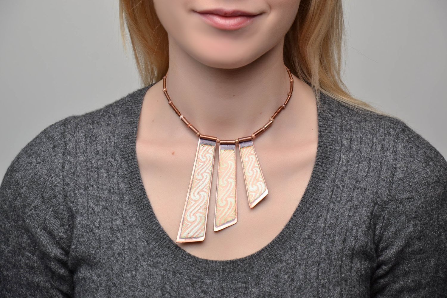Collar de cobre con forma de corbatón pintado con esmaltes multicolores foto 2