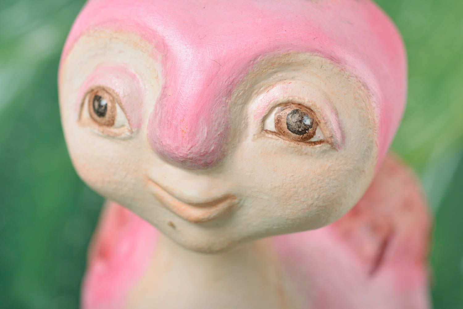 Игрушка из самозатвердевающей глины ручной работы в виде розового жука фото 2
