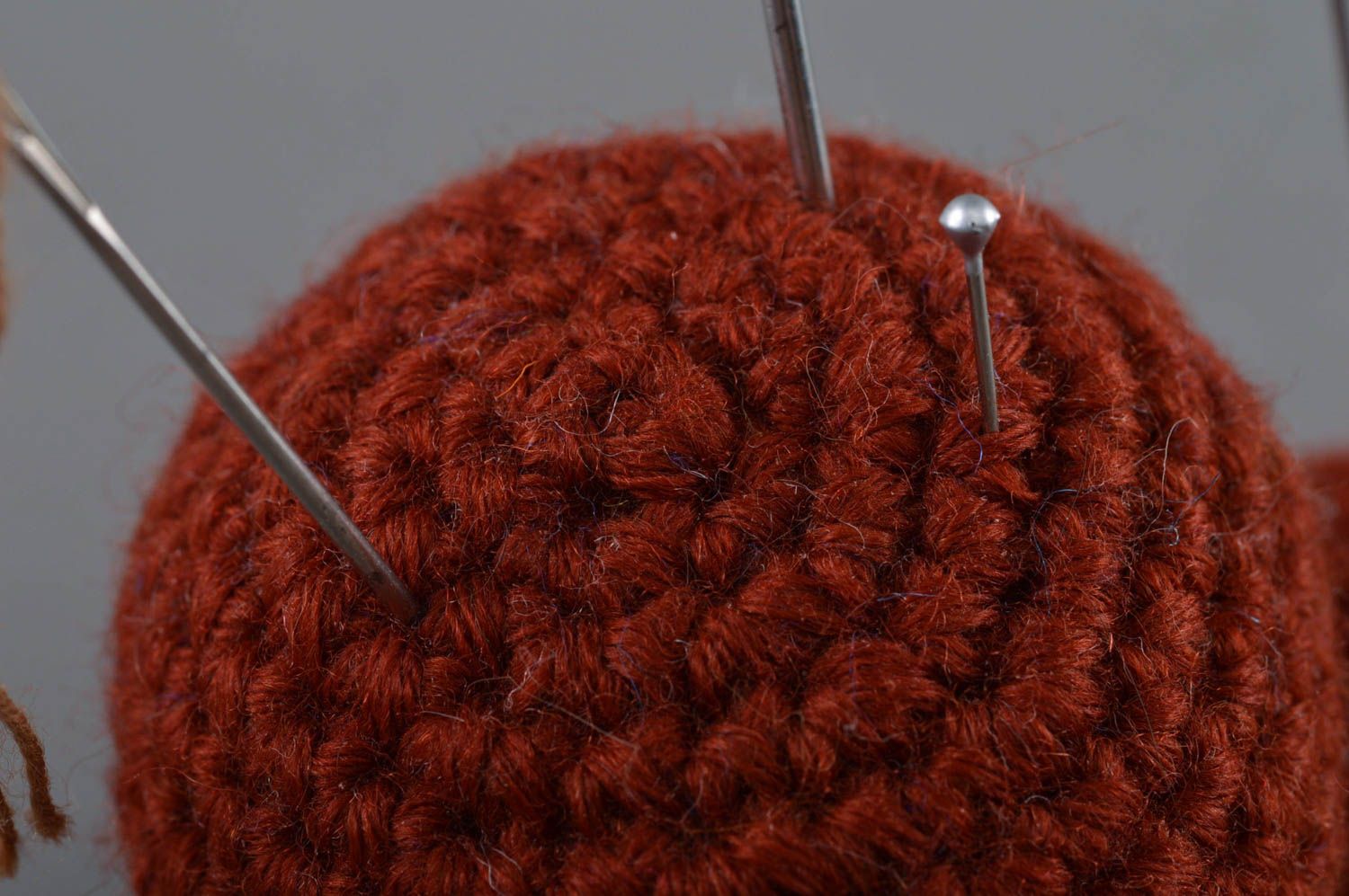 Pique-aiguilles fait main original tricoté au crochet en forme de champignons photo 3