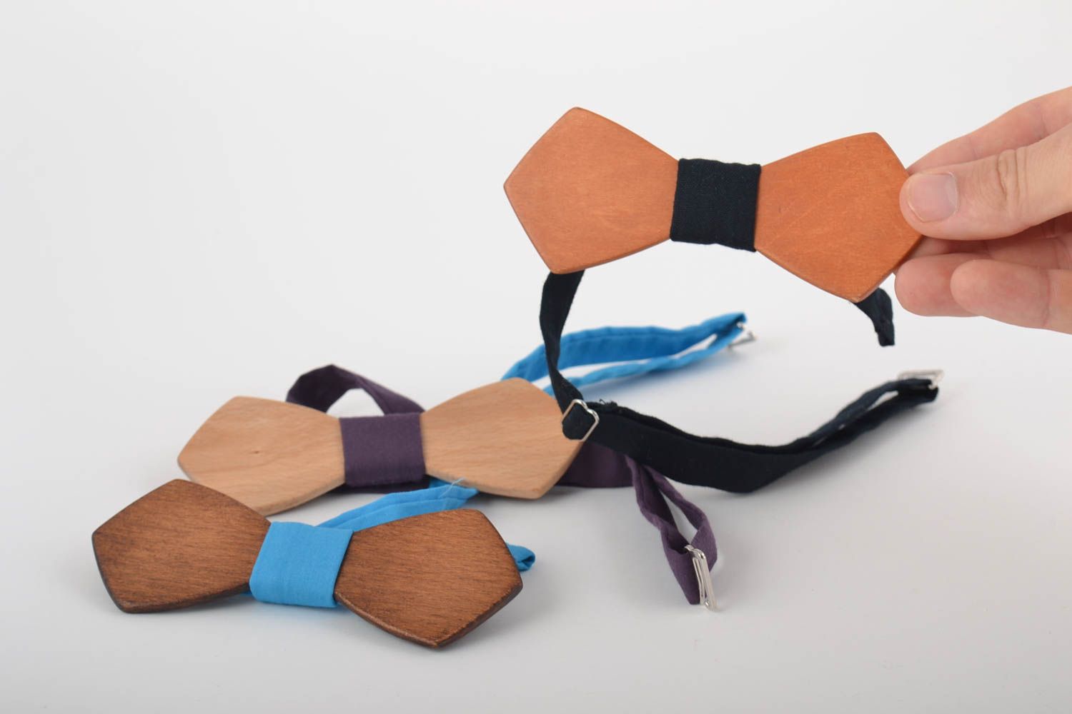 Комплект деревянных галстуков-бабочек с тканевыми ремешками ручной работы 3 шт фото 5