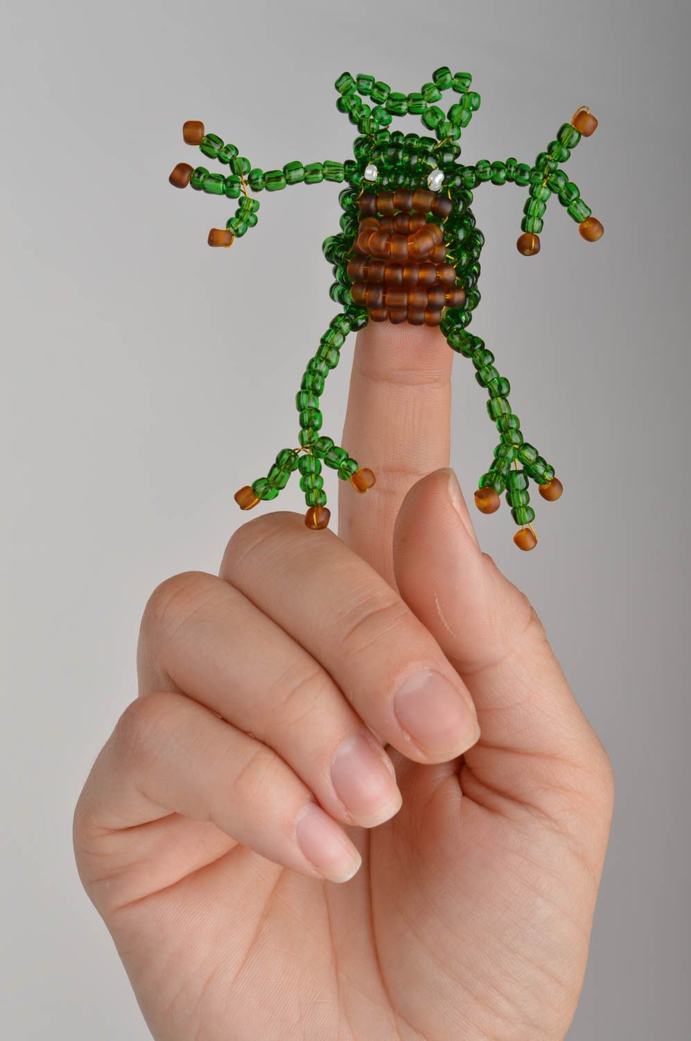Маленькая игрушка на палец в виде зеленой лягушки из бисера для детского театра фото 3