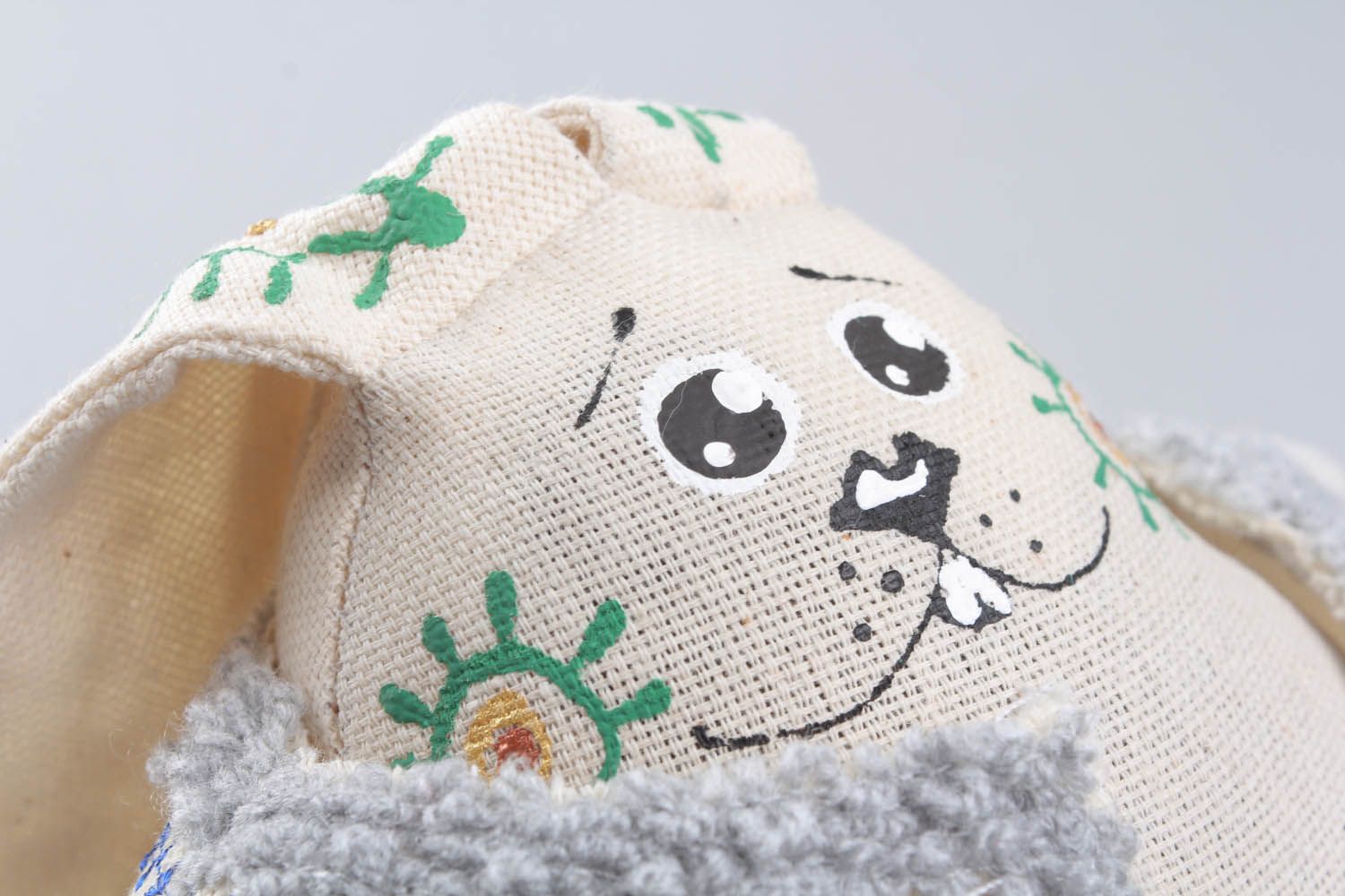 Brinquedo macio artesanal de tecido preenchido com trigo mourisco Coelho em um colete foto 3