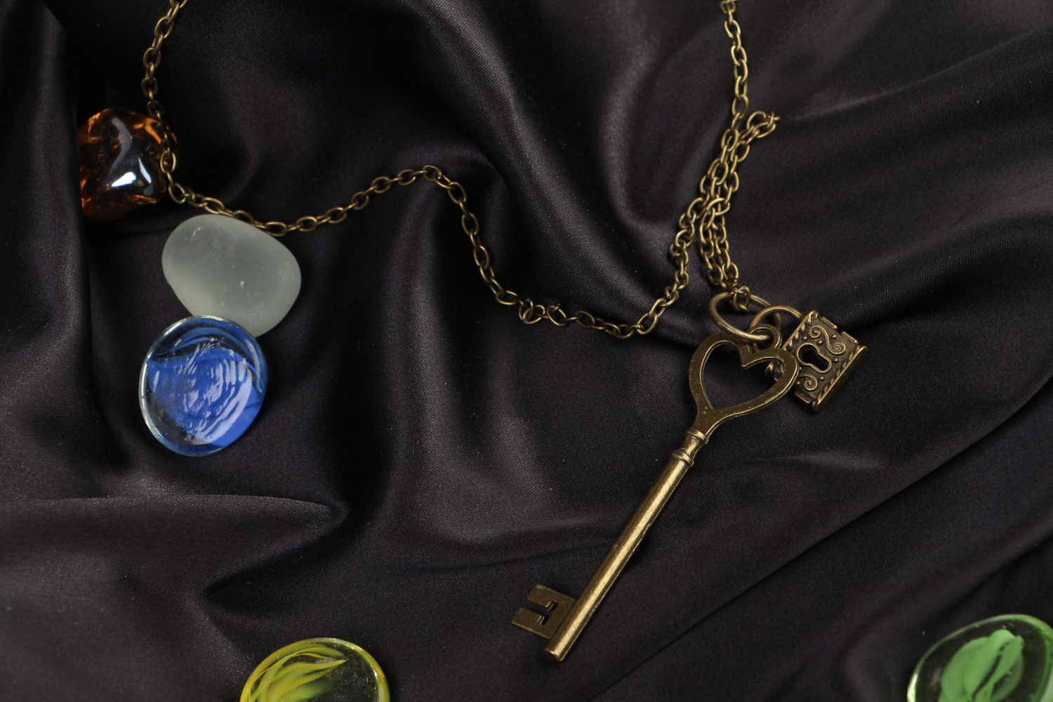 Кулон на длинной цепочке с подвесками в виде ключа и замочка для девушки фото 5