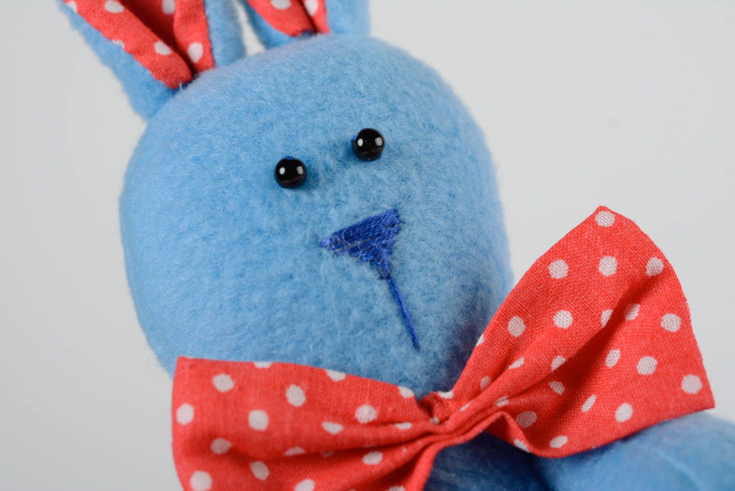 Blaues handgemachtes Kuscheltier Hase aus Fleece weich originell für Kinder foto 2