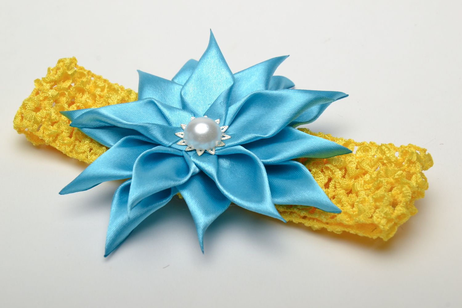 Gelbes Haarband mit Blume blauer Farbe foto 1