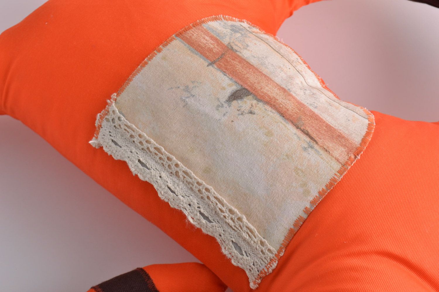Petit doudou coussin en tissu orange en forme de chèvre fait main pour enfant photo 3
